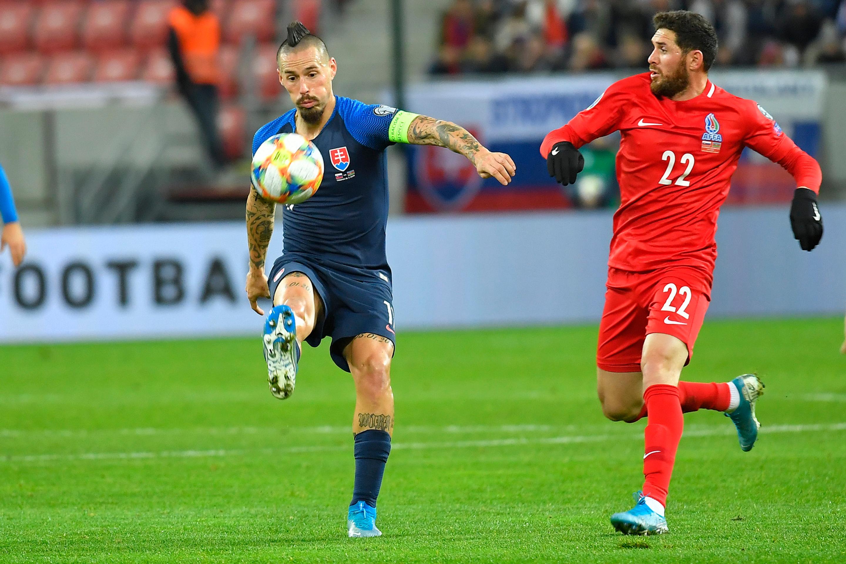 Sprava Marek Hamšík a Dávid Hancko oslavujú gól v kvalifikácii ME 2020 proti Azerbajdžanu.