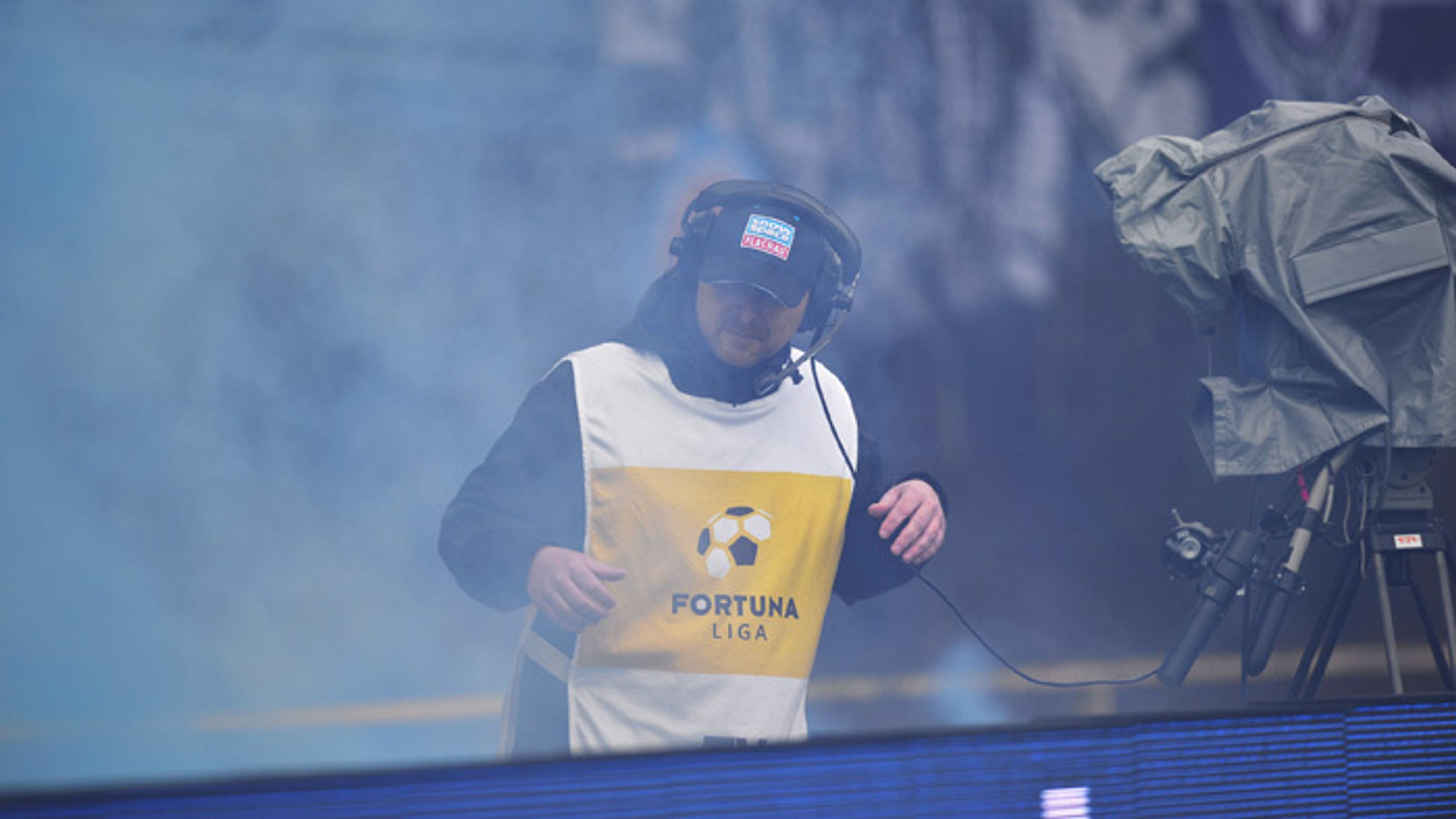 Útok na kameramana verejnoprávnej televízie zo strany fanúšikov Slovana. 