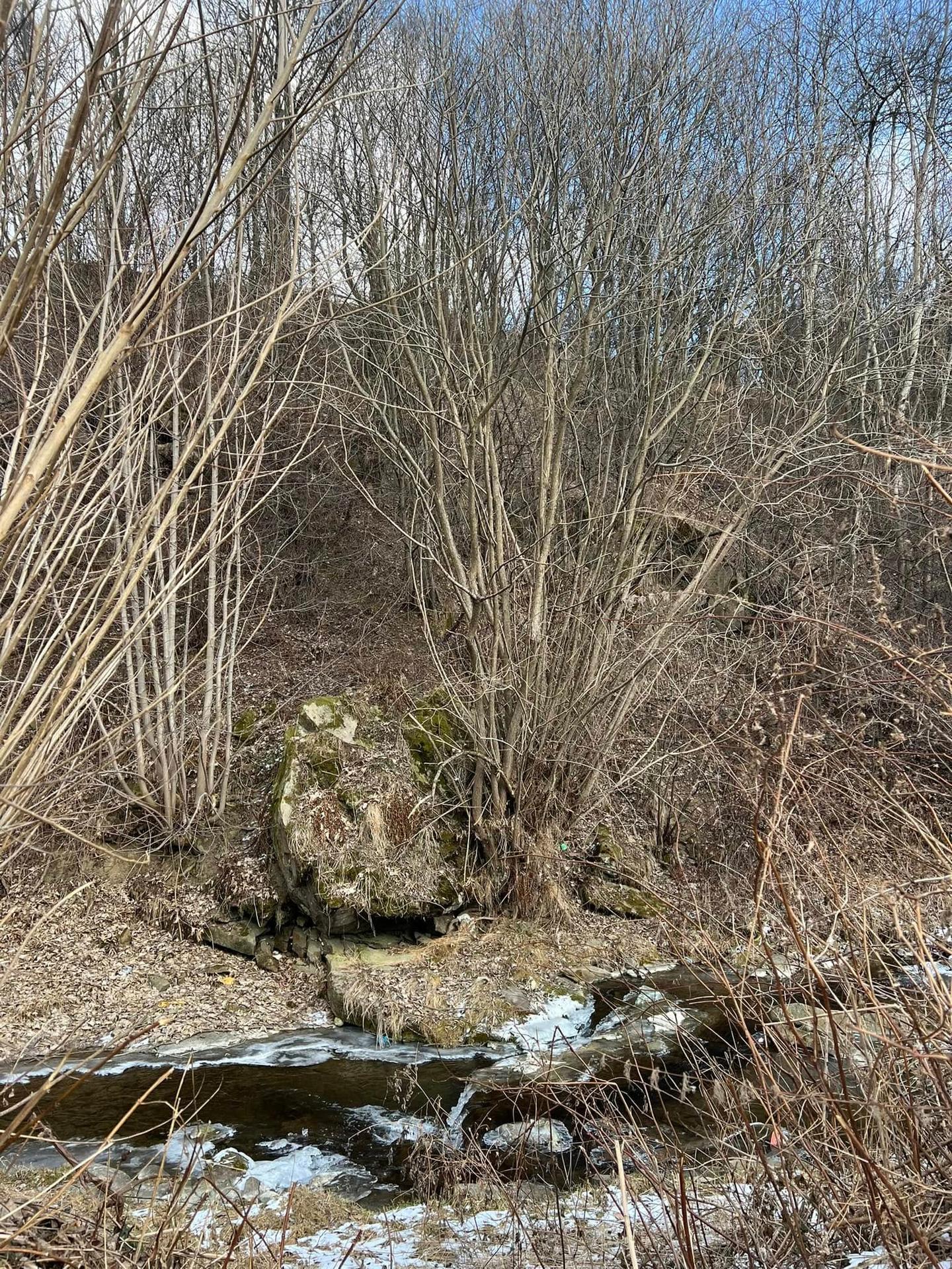 Zosunutý svah v obci Kolačkov.