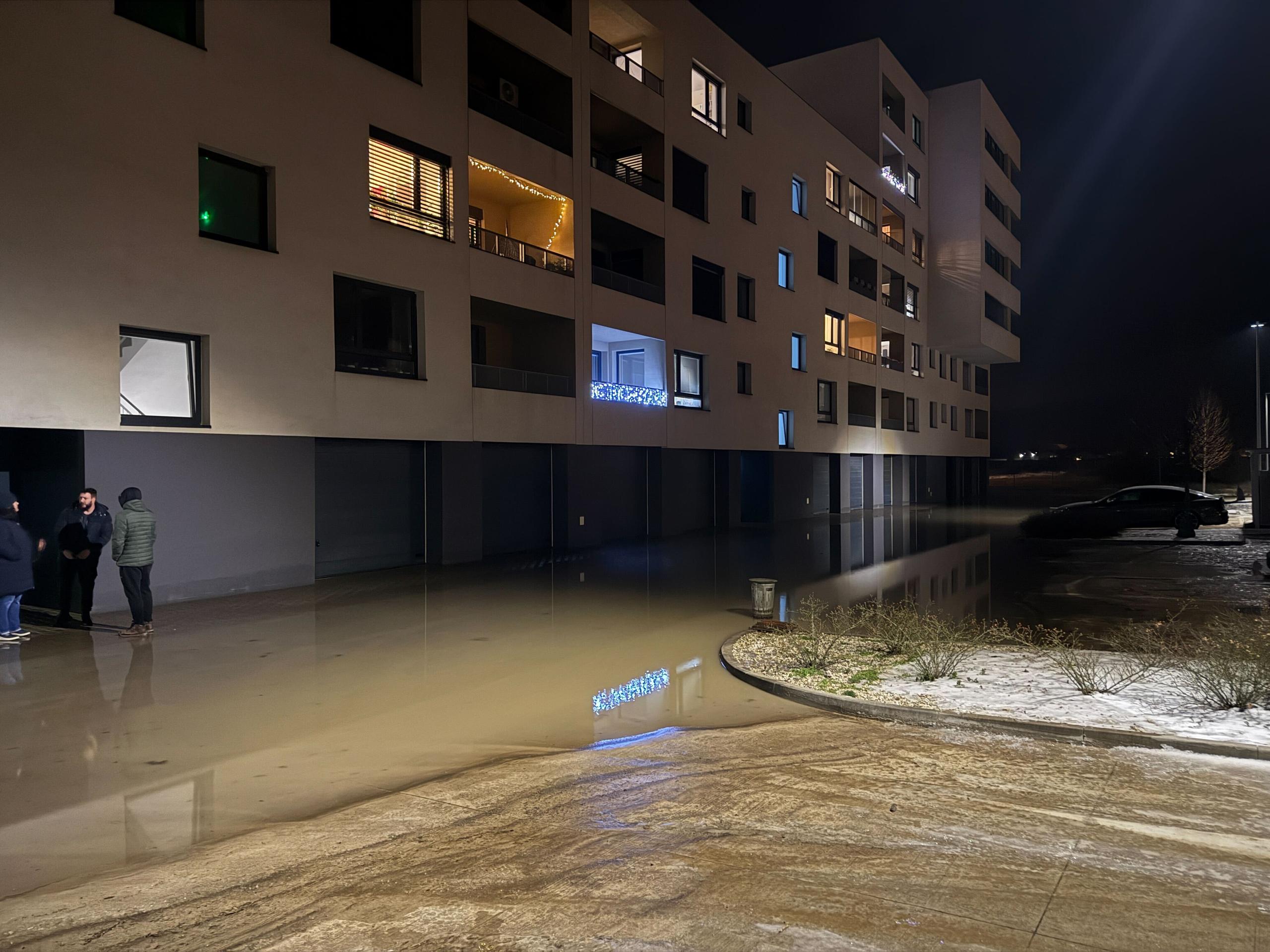 Prasknuté potrubie v Pezinku.