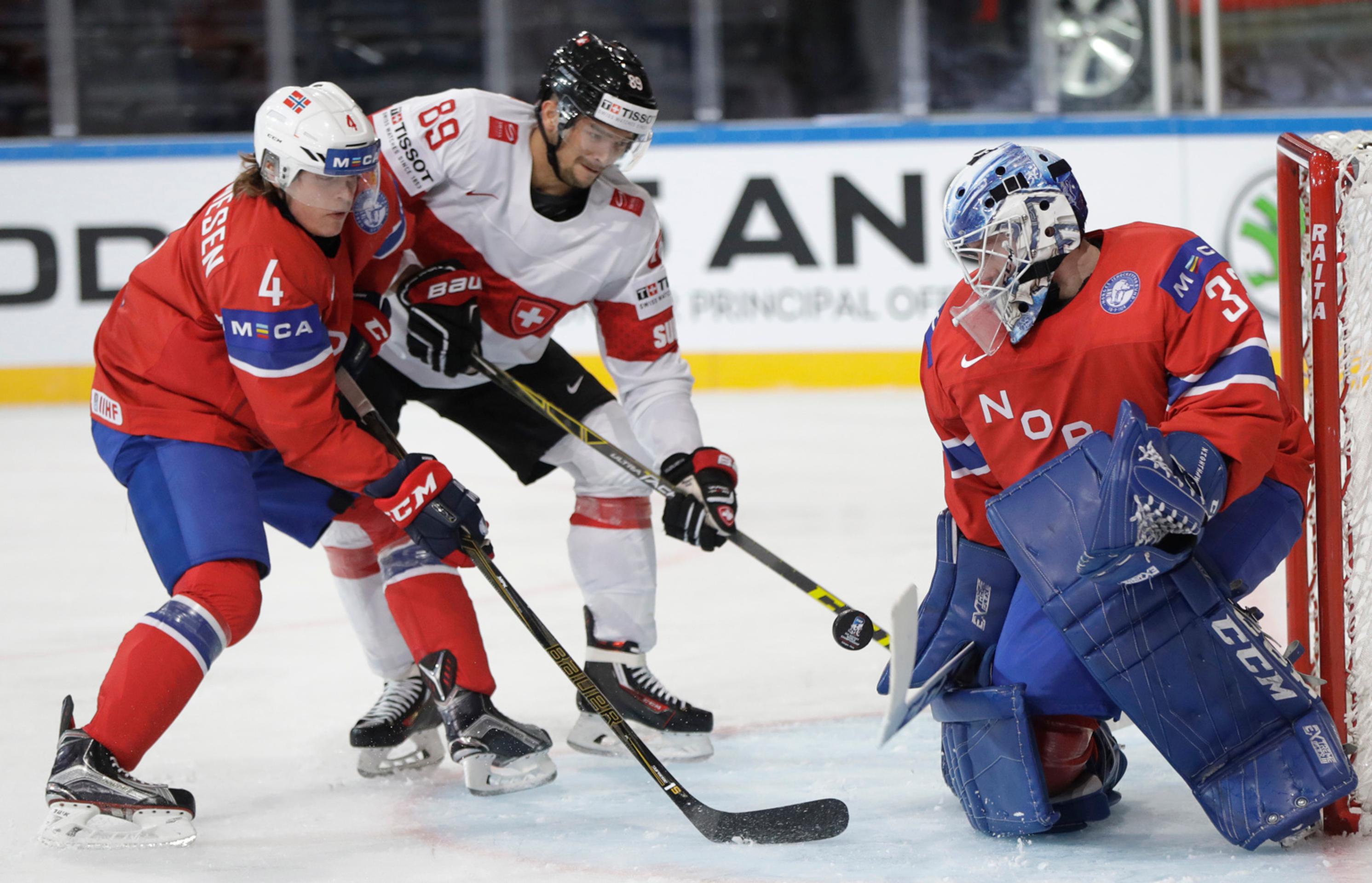 Johannes Johannesen (vľavo) z Nórska bojuje so Švajčiarom Cody Almondom na MS 2017.