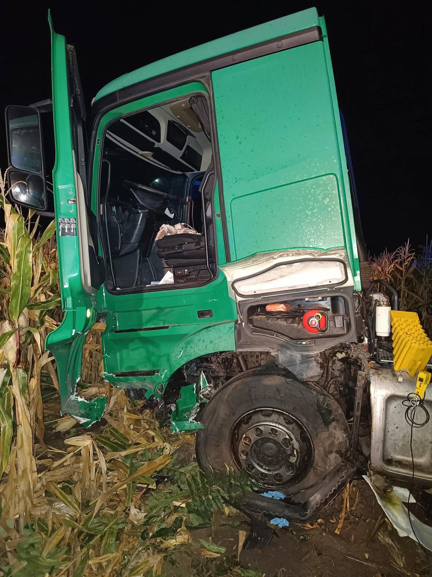 Vážna nehoda medzi Komjaticami a Šuranmi, zomrel 25-ročný muž.