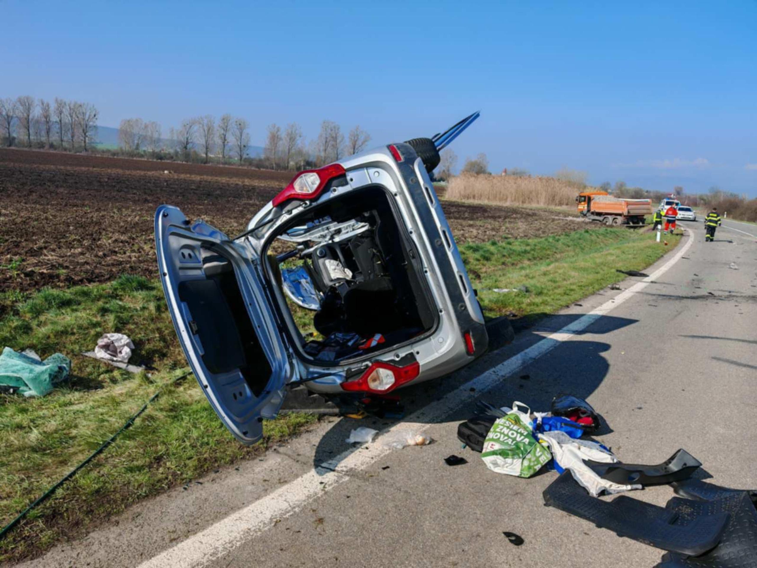 Čelná zrážka nákladiaka a osobného auta pri obci Novosad si vyžiadala jednu obeť.