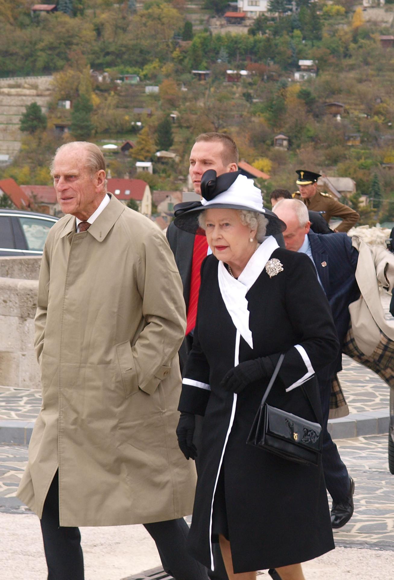 Kráľovná Alžbeta II. s manželom princom Philipom na hrade Devín.