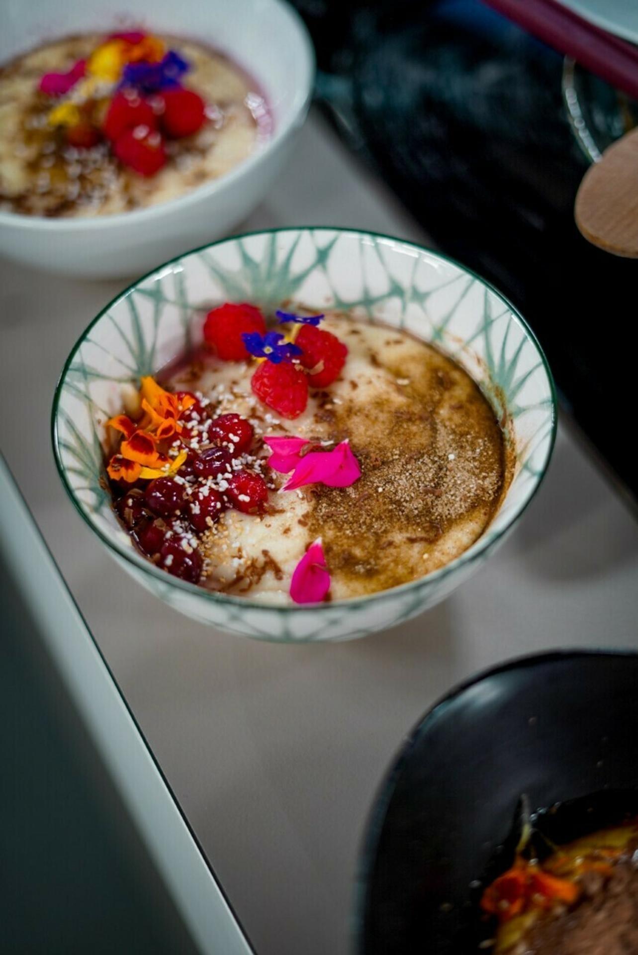 Sladká krupičná kaša s brusnicami.