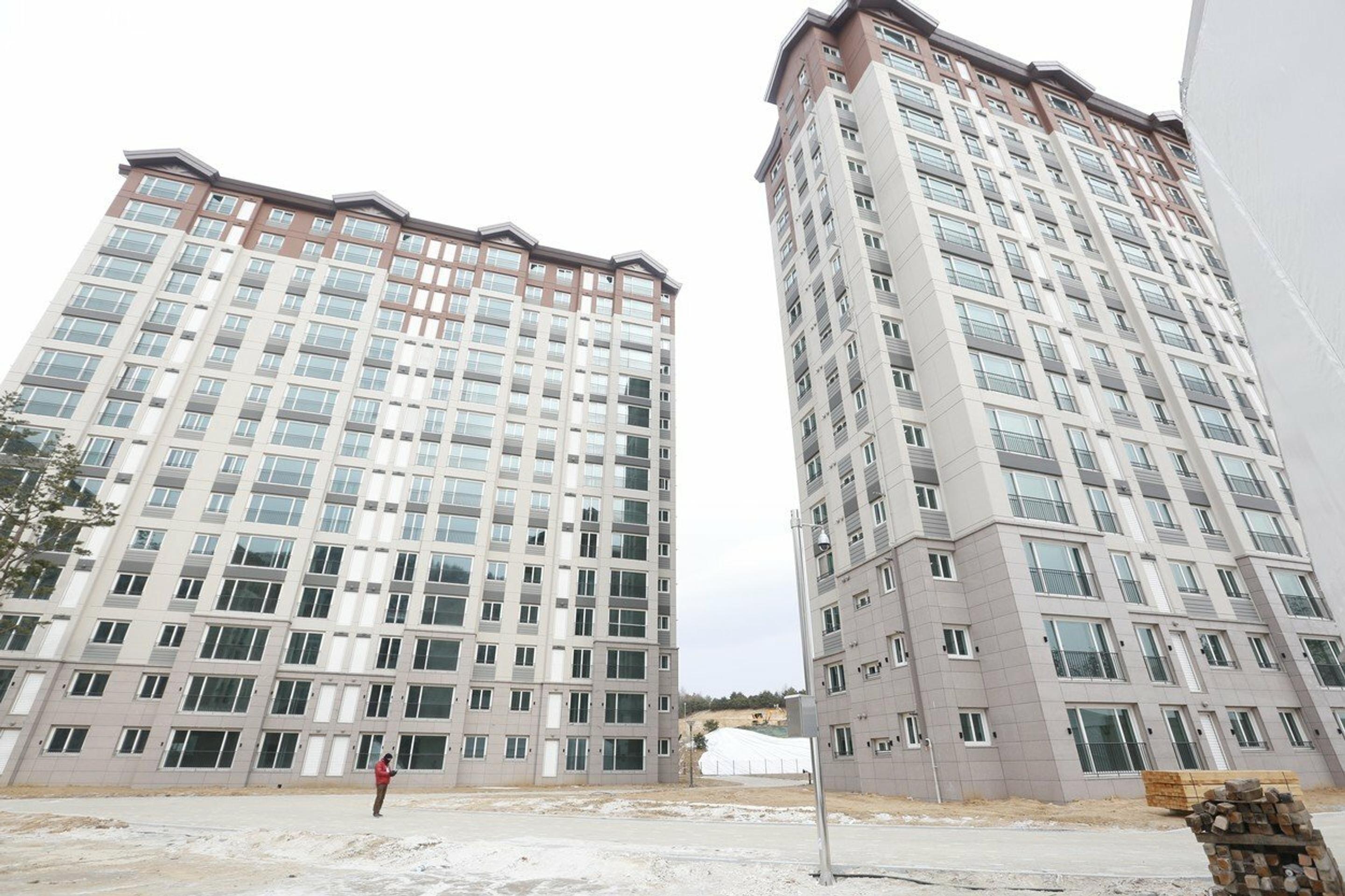 Olympionici budú oddychovať v takýchto izbách.