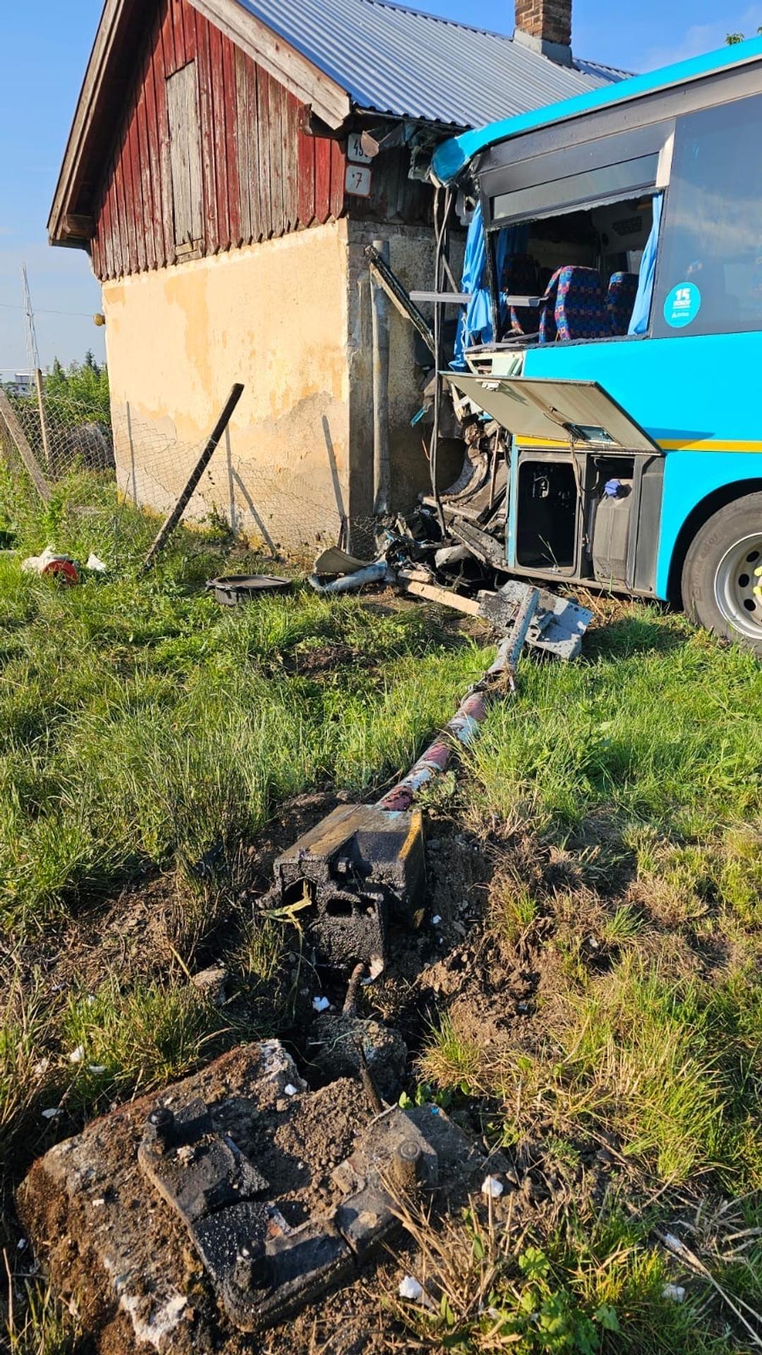 Nehoda vlaku a autobusu v Ivanke pri Nitre.