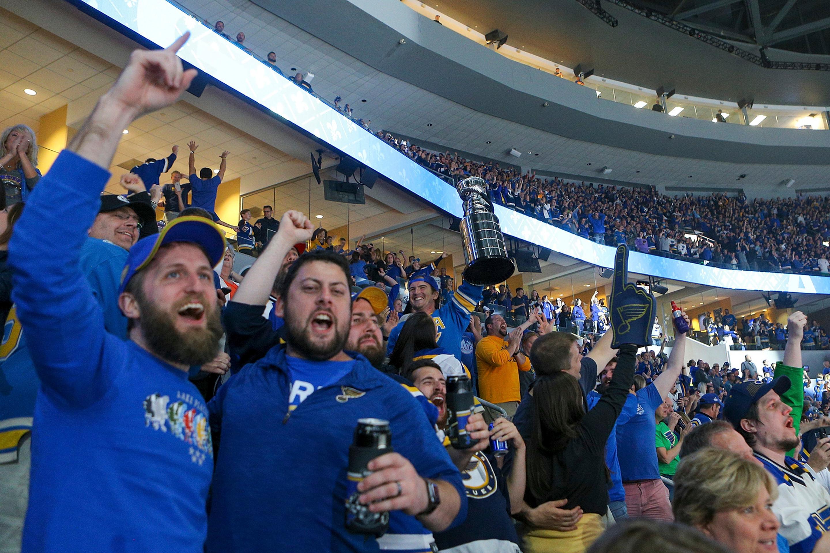 Fanúšikovia St. Louis oslavujú zisk Stanleyho pohára.