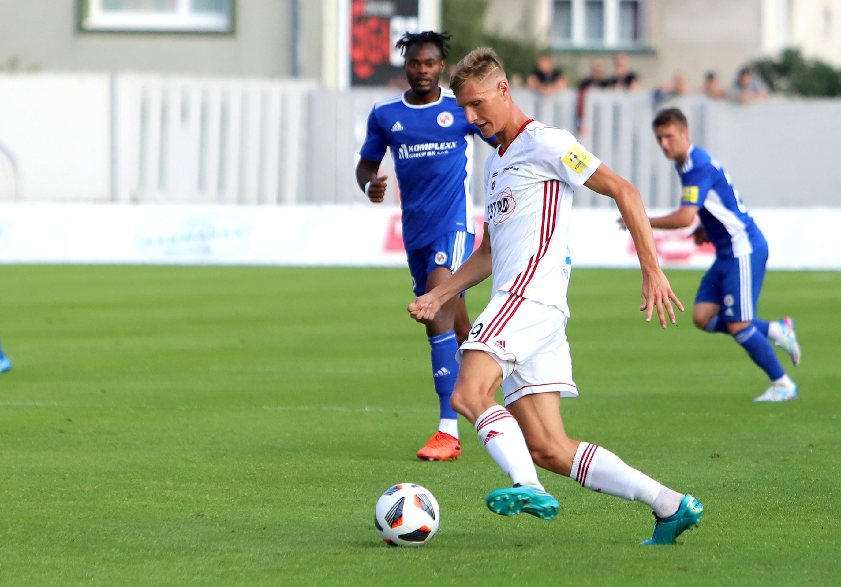 Na snímke Martin Regáli (Ružomberok) a v pozadí Elvis Sukisa Mashike (Senica).