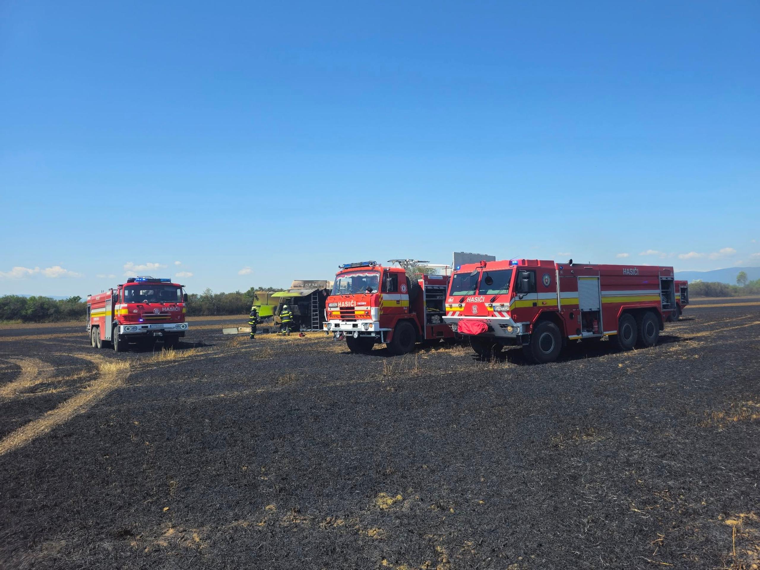Pri obci Vijčice vypukol rozsiahly požiar na poli s obilím