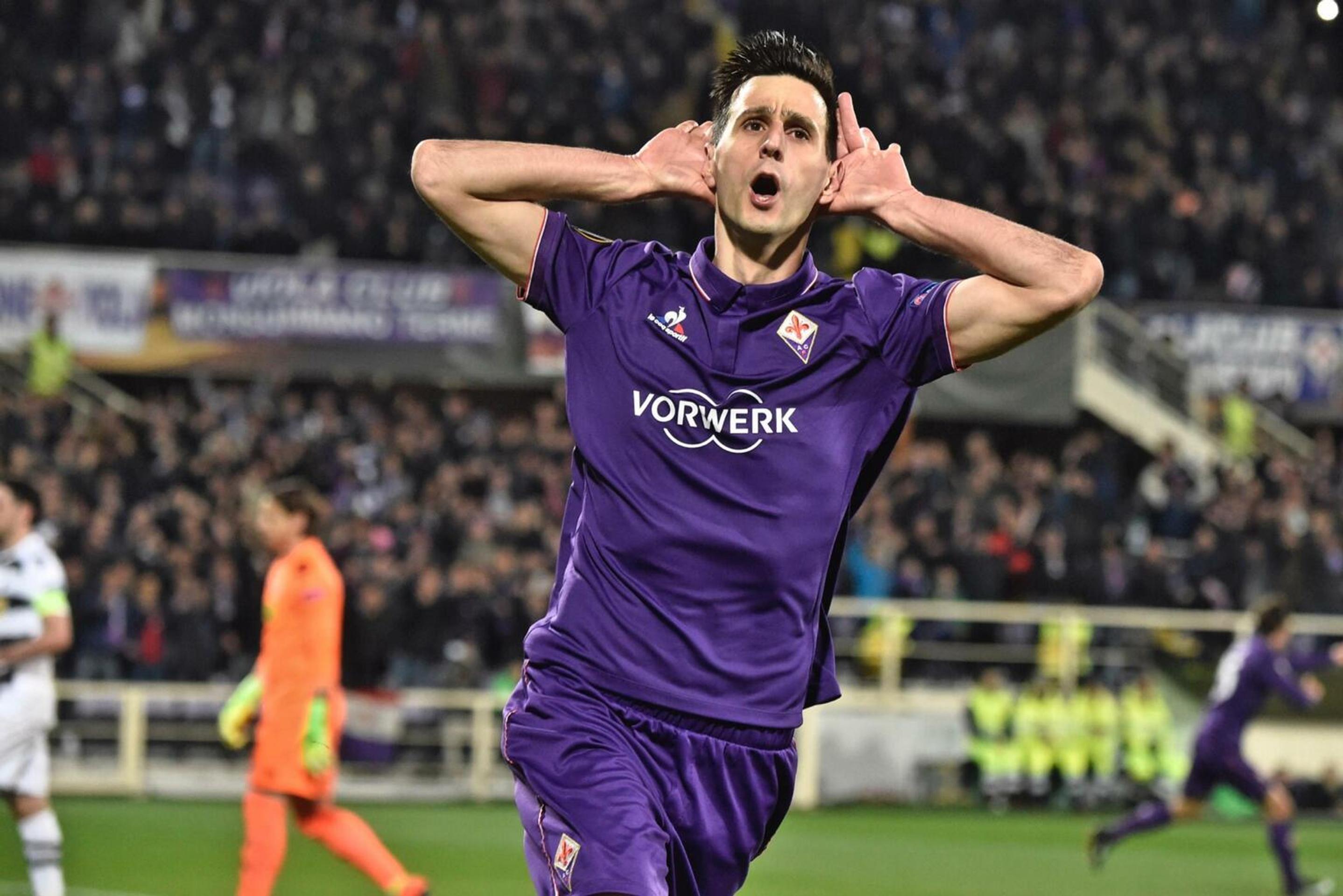 Nikola Kalinič z Fiorentiny oslavuje gól proti Borussii Mönchengladbach v šestnásťfinále EL.