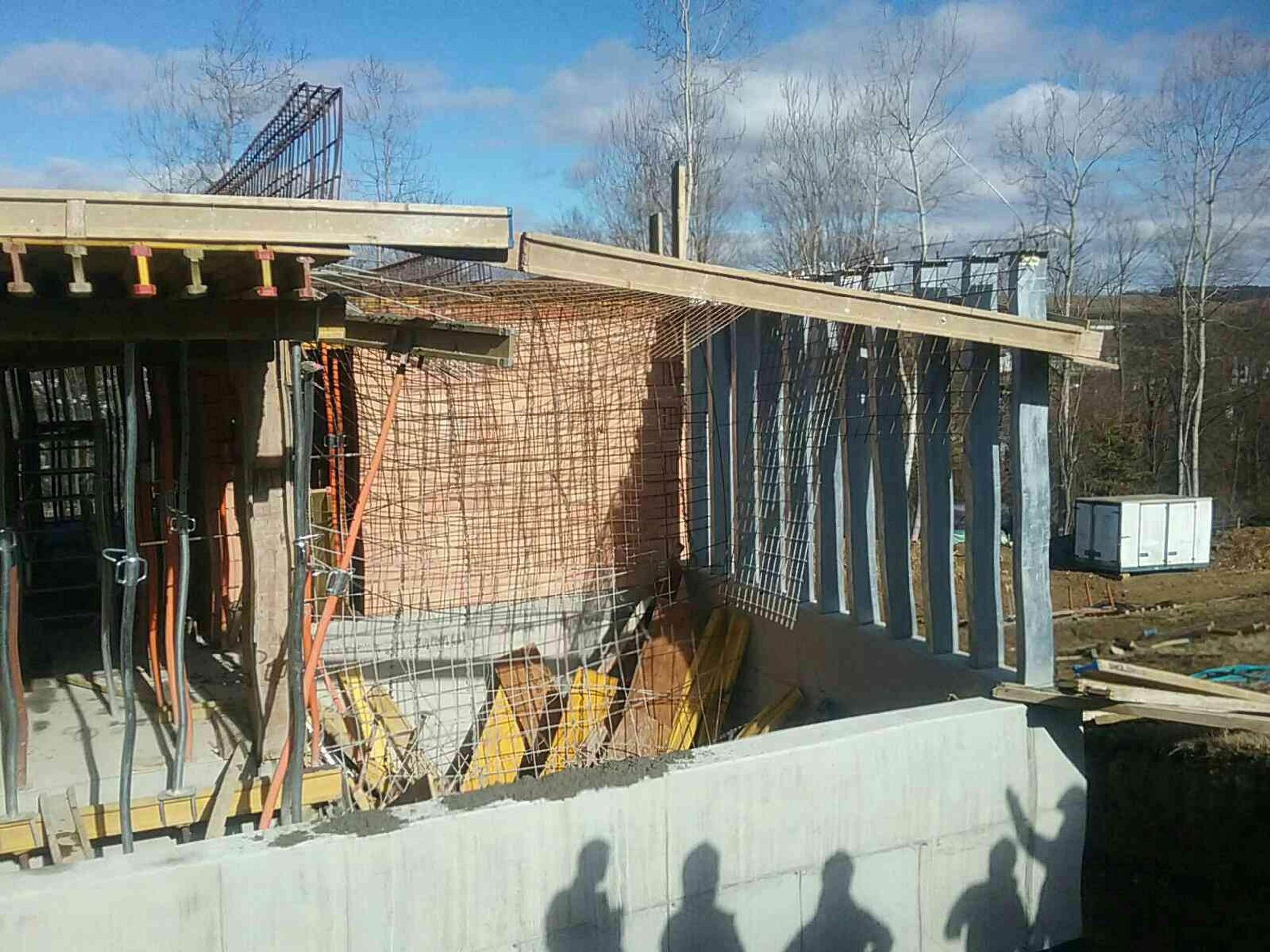 Pri stavbe rodinného domu sa pod robotníkmi prepadlo šalovacie debnenie.