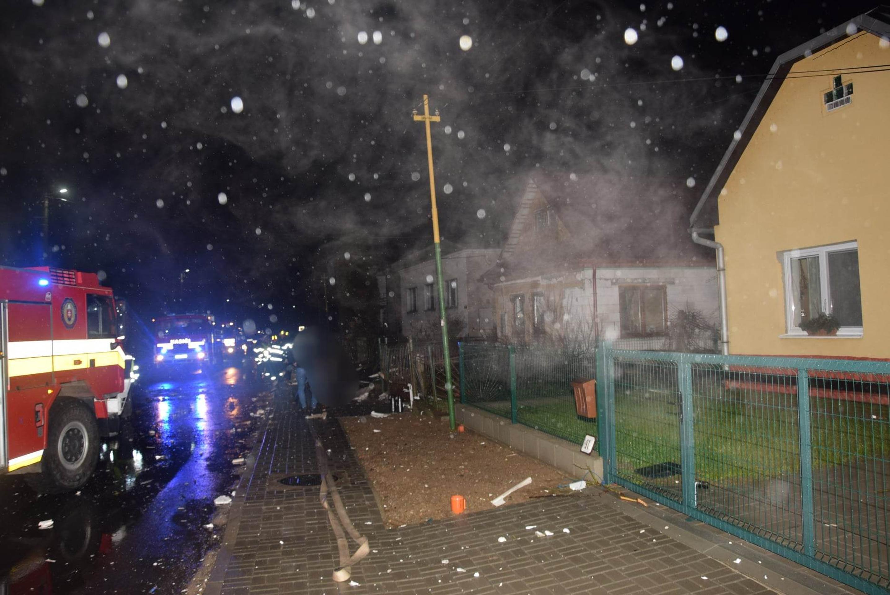 Dom zrovnalo so zemou.