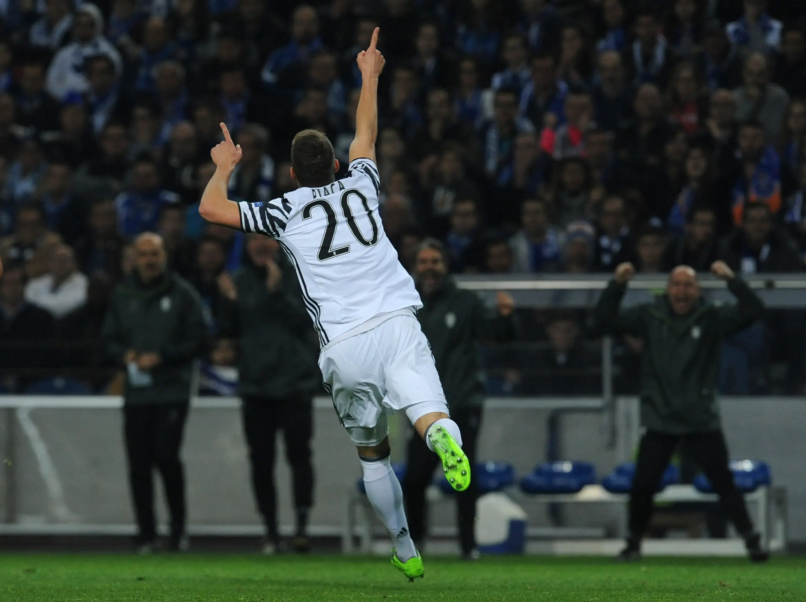 Zakončovateľ Juventusu Marko Pjaca s pohľadom do nebies oslavuje svoj gól v osemfinále LM proti Portu.