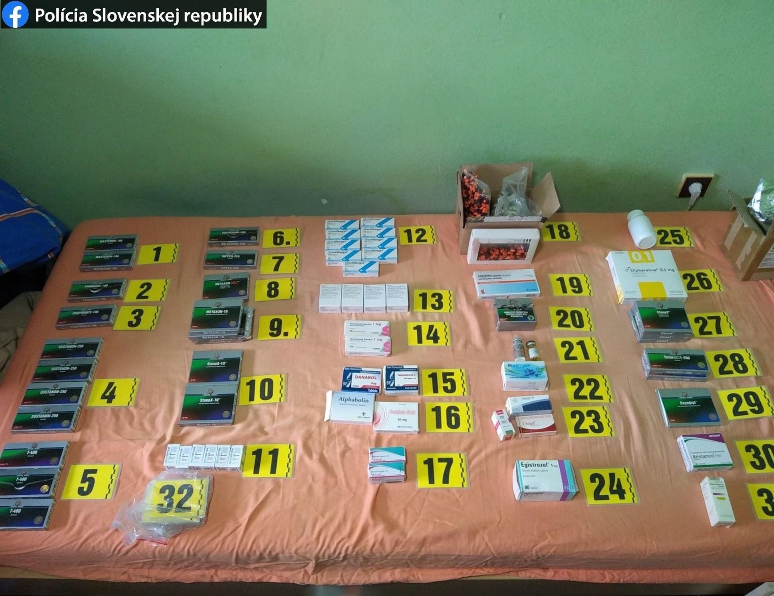 Danko prerušil parlamentu, opoziční poslanci zablokovali pult.