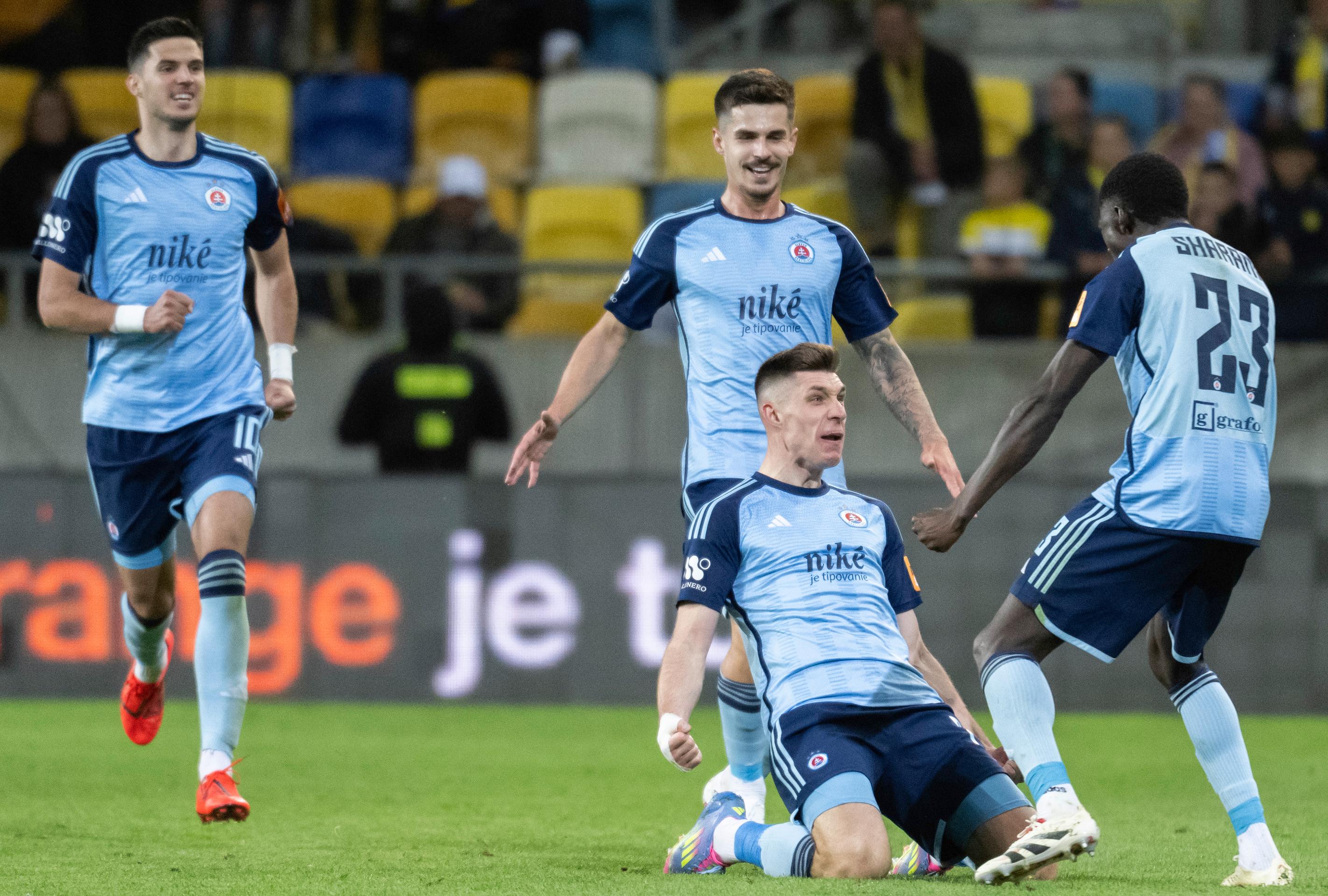 Gólová radosť Slovanistov sprava Sharani Zuberu, strelec gólu Danylo Ignatenko, Matúš Vojtko a Marko Tolič v 7. kole Niké ligy skupiny o titul v Dunajskej Strede.