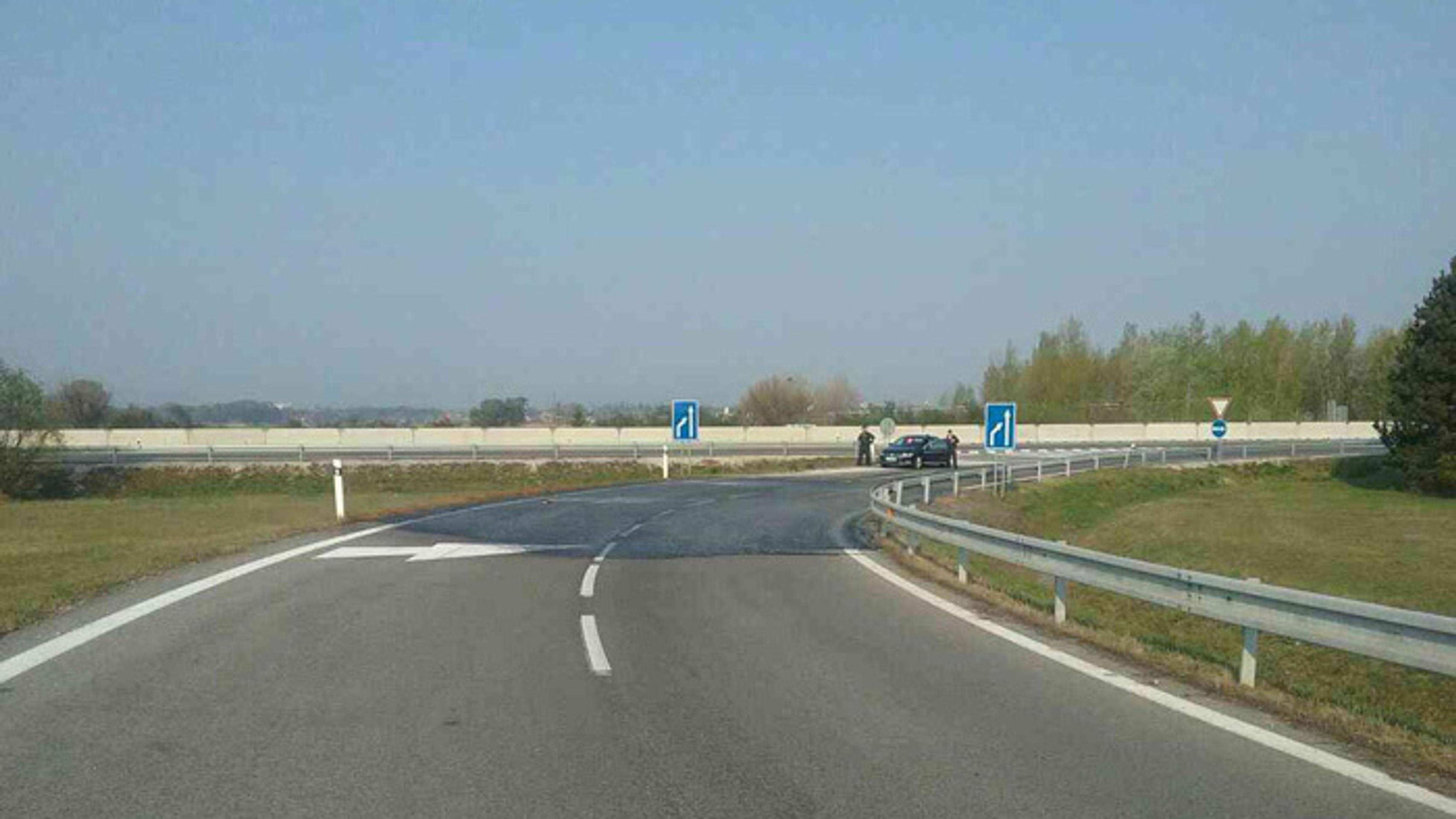 Pohľad na privádzač na D1, kde sa vyliala kyselina dusičná.