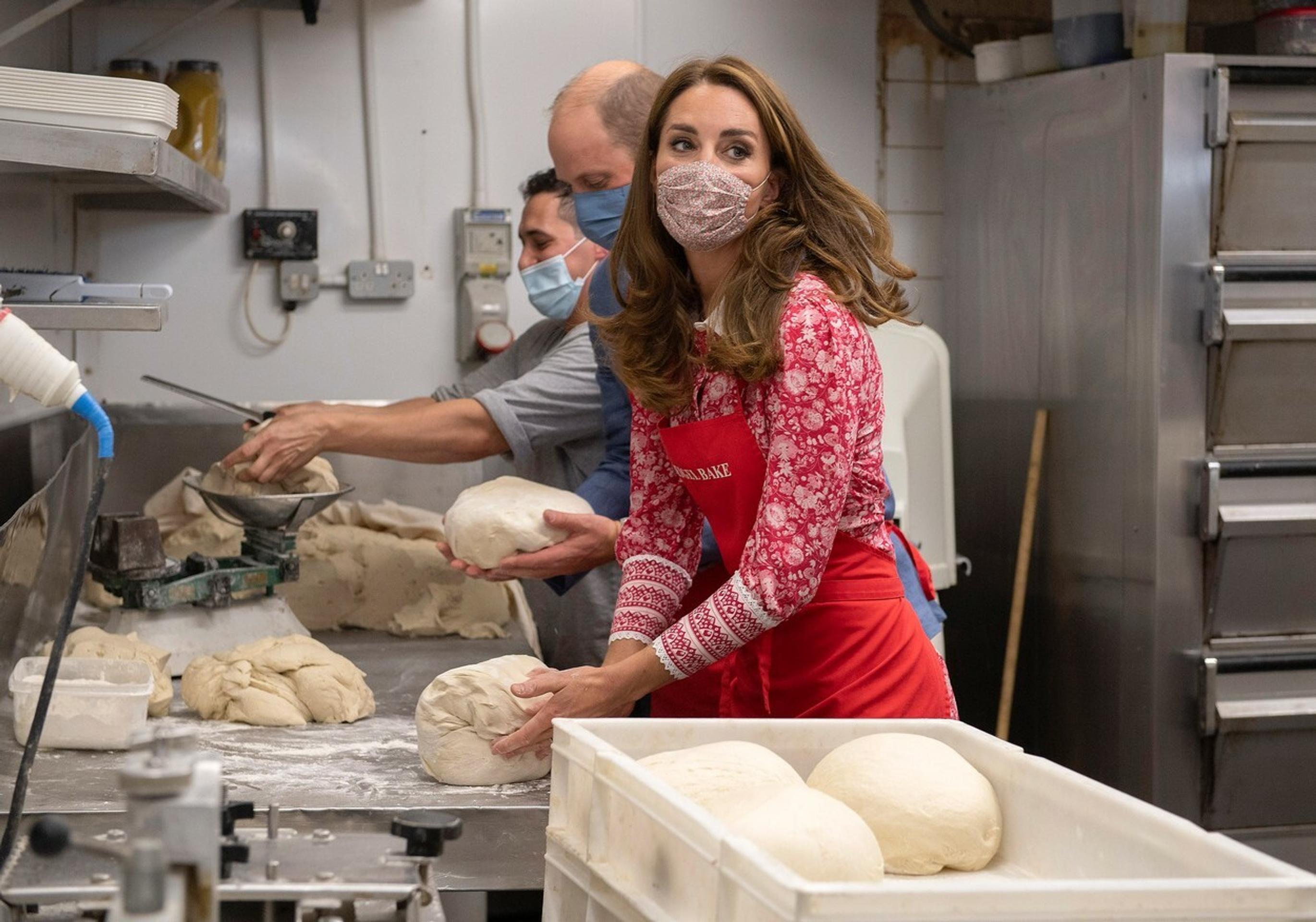 Kráľovský pár na "brigáde" v pekárni.