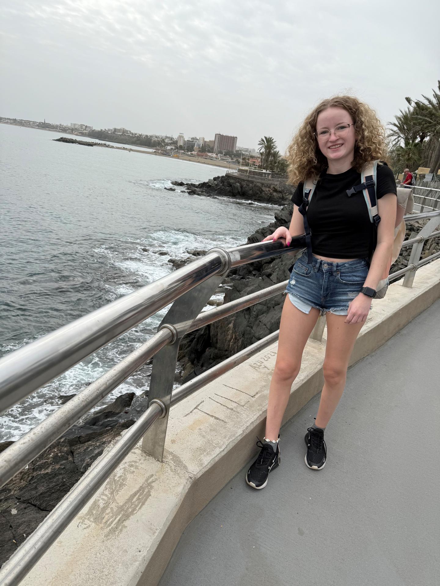 Julie trpí chronickým ochorením. Napriek tomu má k životu pozitívny postoj, ktorý sa snaží šíriť ďalej