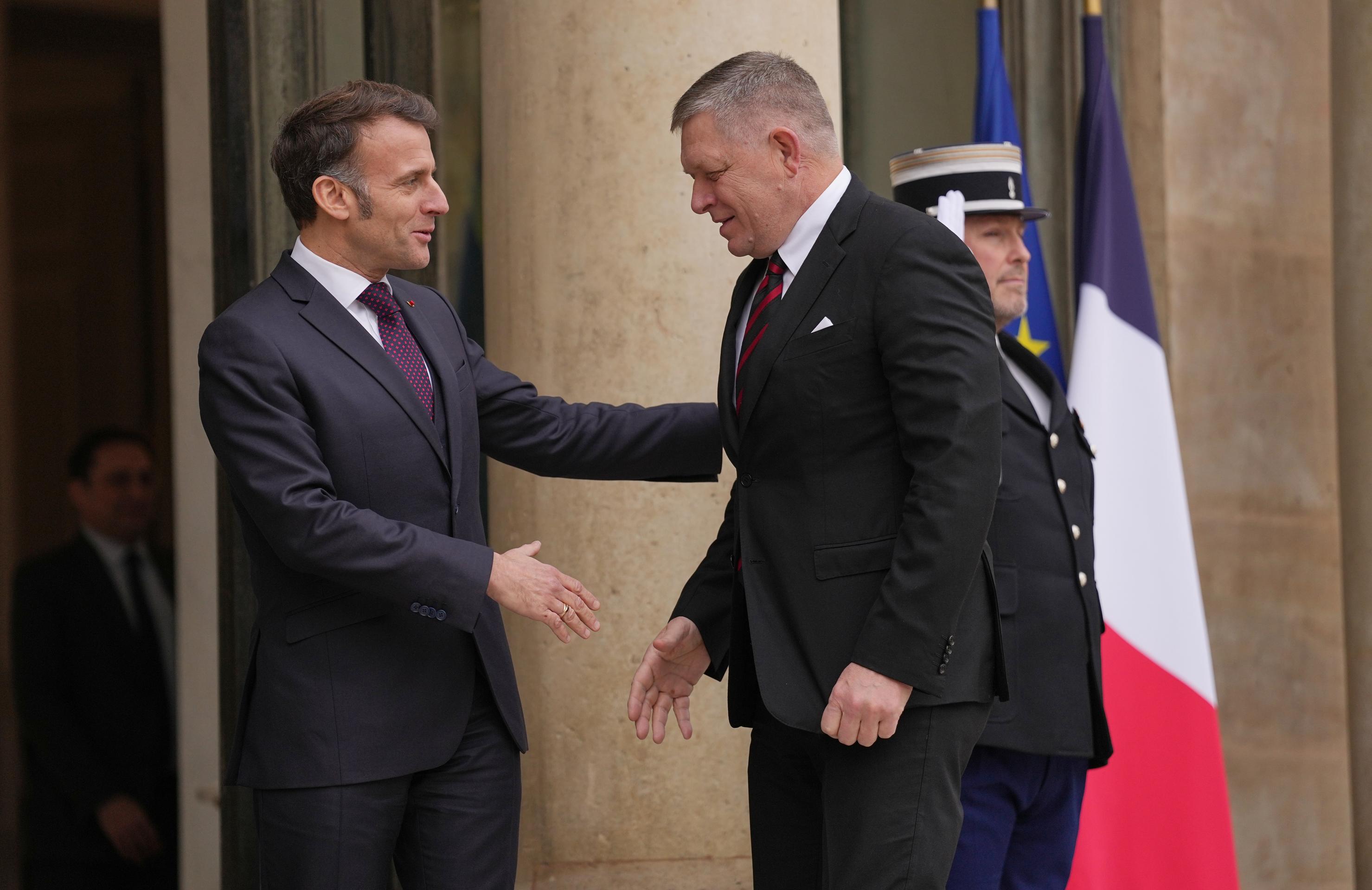 Slovenského premiéra Roberta Fica prijal v Elizejskom paláci francúzsky prezident Emmanuel Macron.