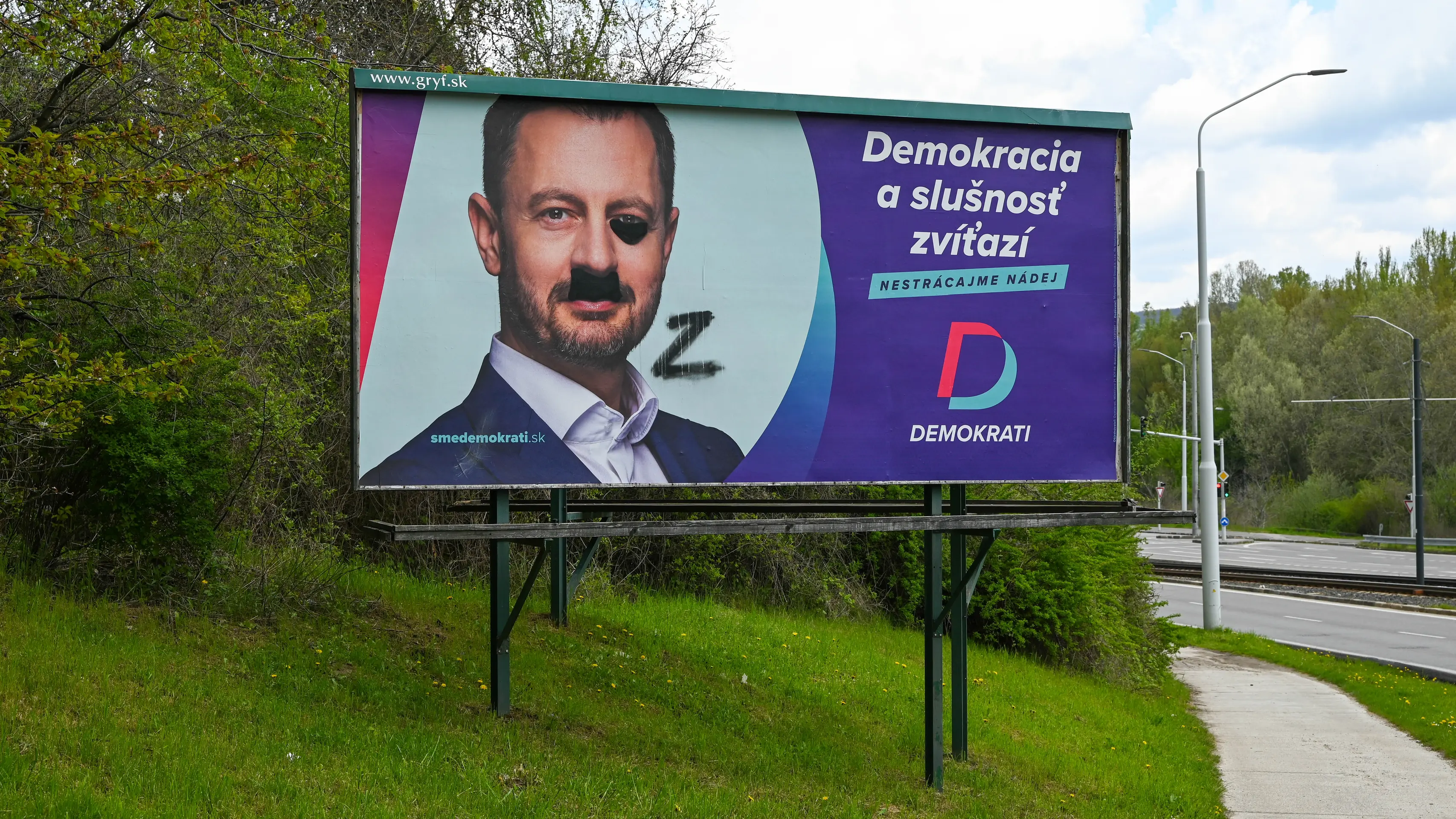 Pokreslené bilbordy hnutia OĽANO, SaS a Demokratov
