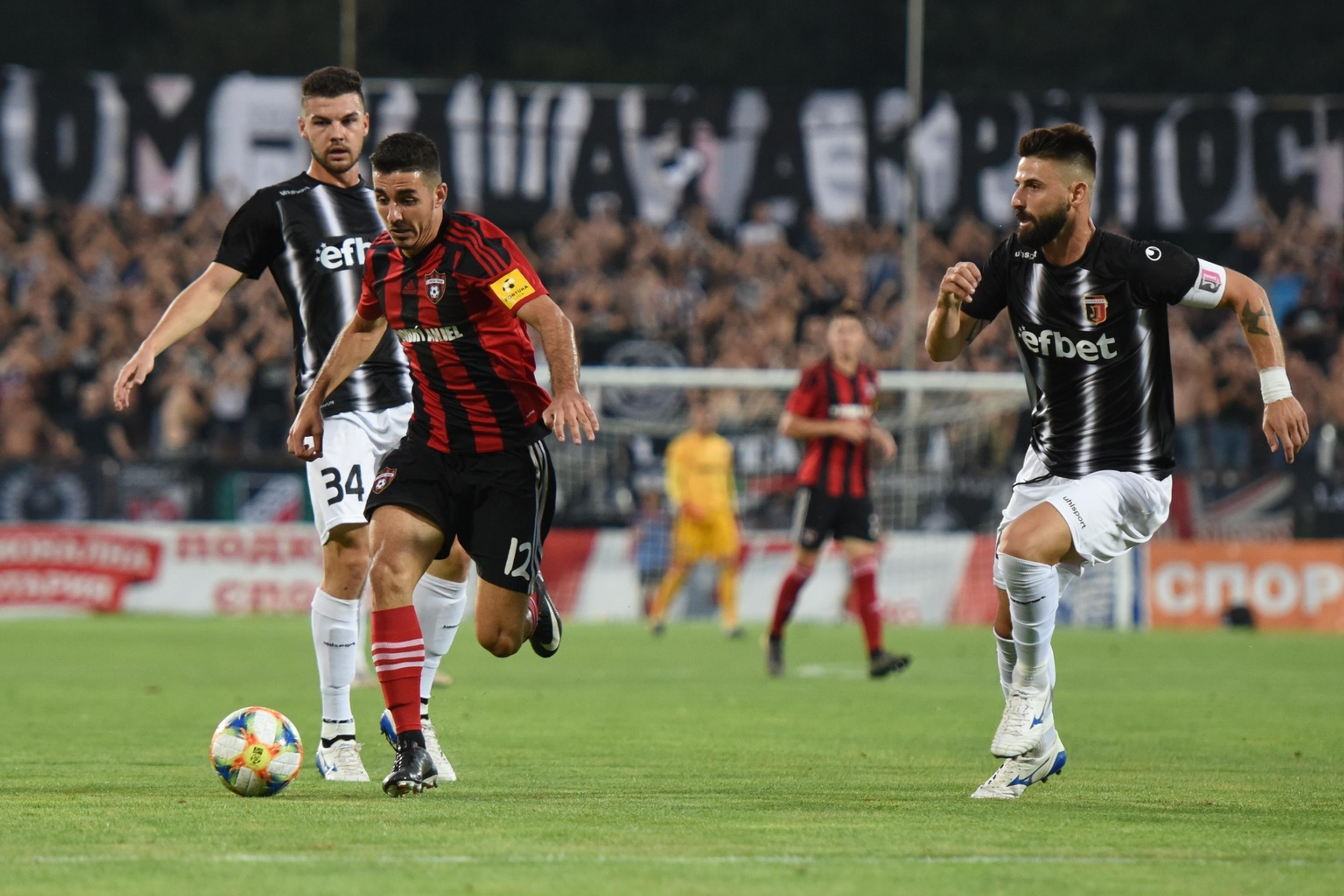 Sprava Marko Divkovič z Dunajskej Stredy a Dmitris Goutas z Atromitosu v dueli 2. predkola EL.