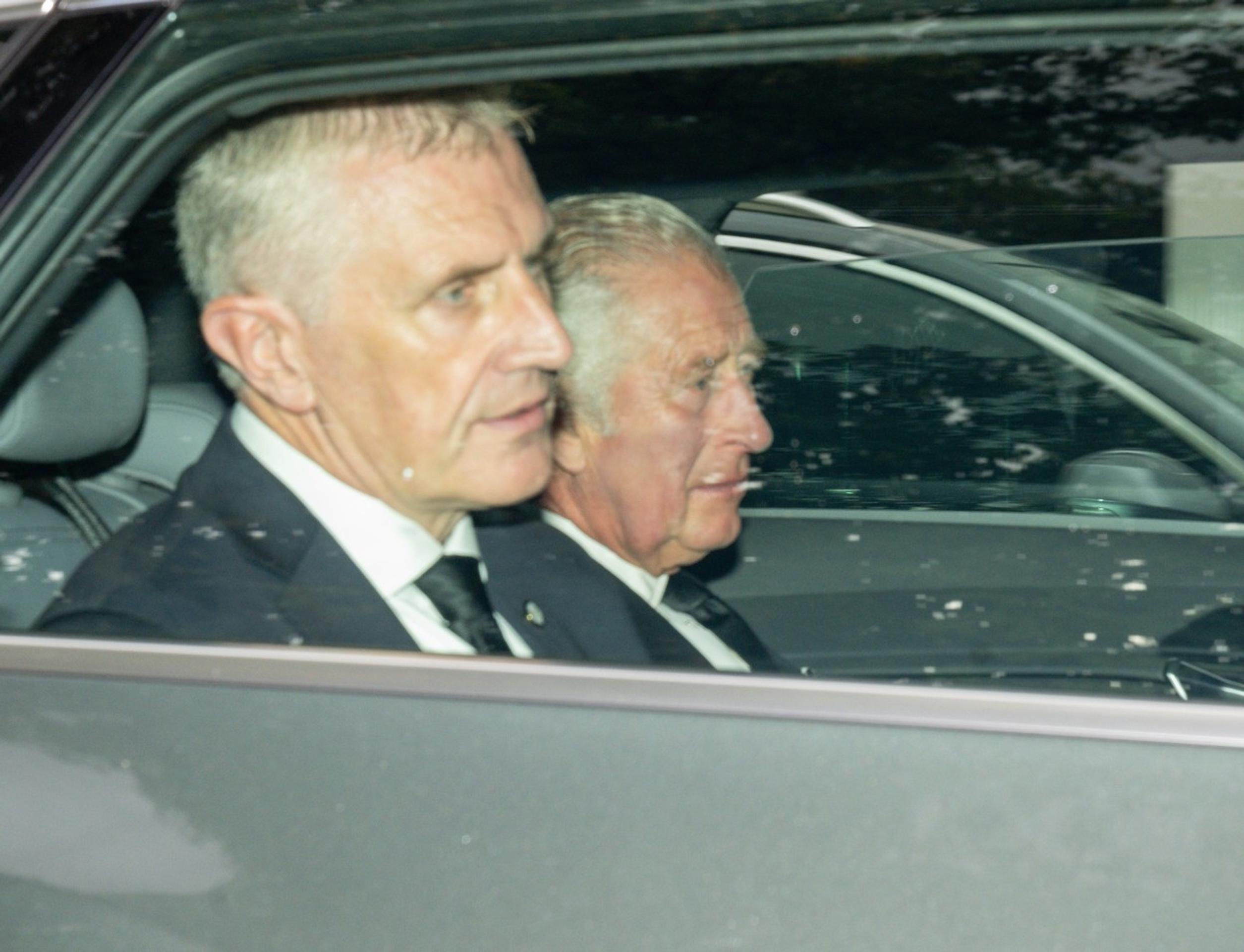 Kráľ Karol III. sa v aute presúva na letisko v Aberdeene.