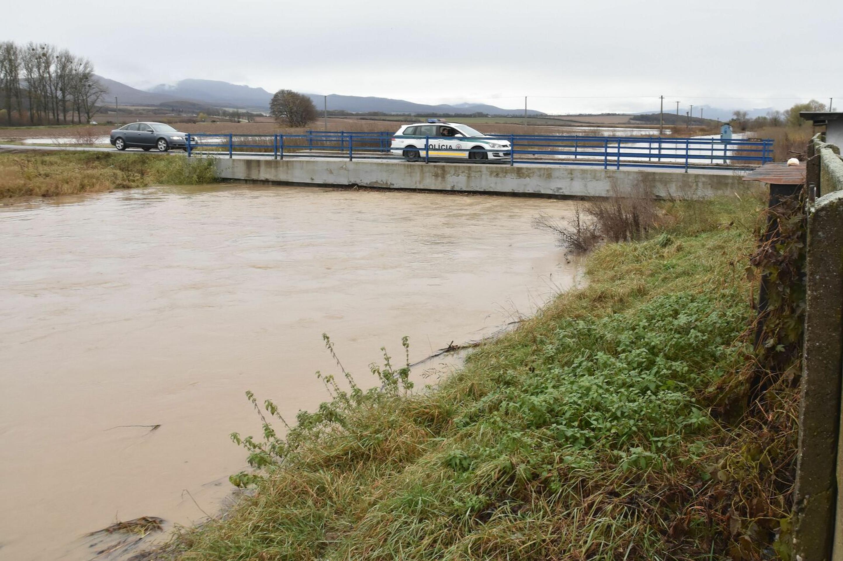 Na snímke zatopené futbalové ihrisko FK TJ Lokomotíva ŠM Michaľany riekou Roňava