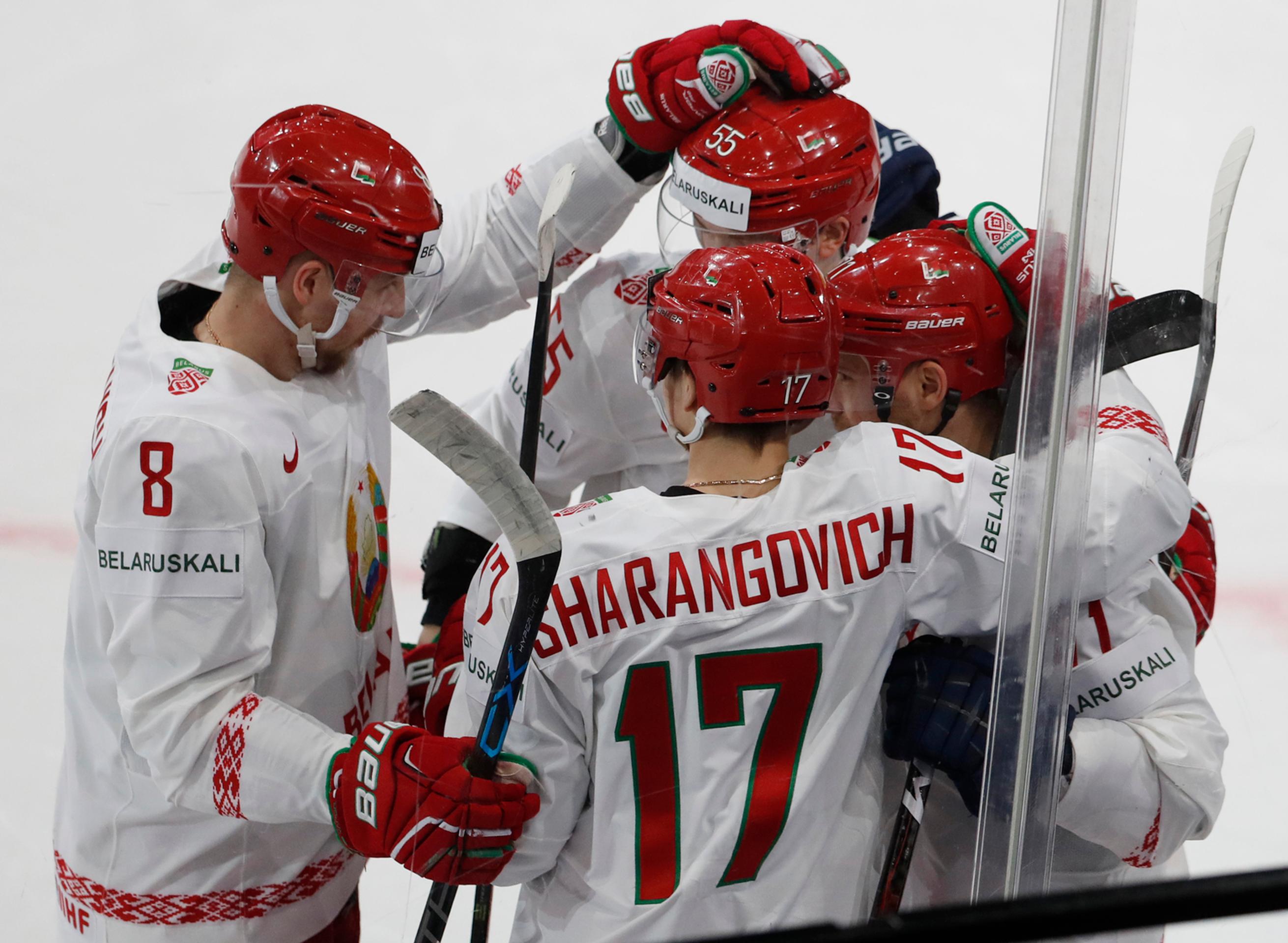 Radosť bieloruských hráčov po góle v zápase MS 2017 proti Slovinsku.