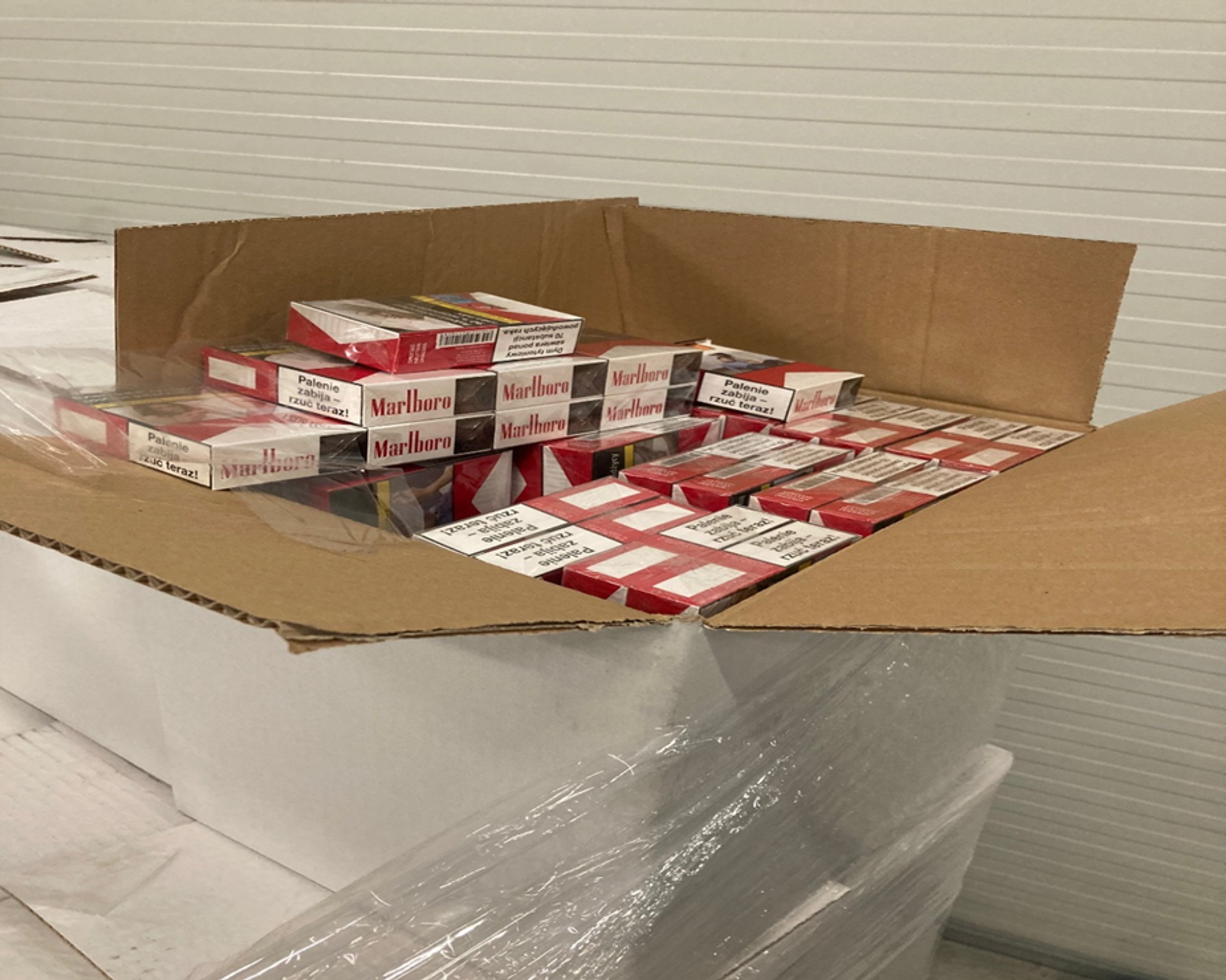 Pri Nitre odhalili výrobňu cigariet, ktorá sa tvárila ako stolárska dielňa.