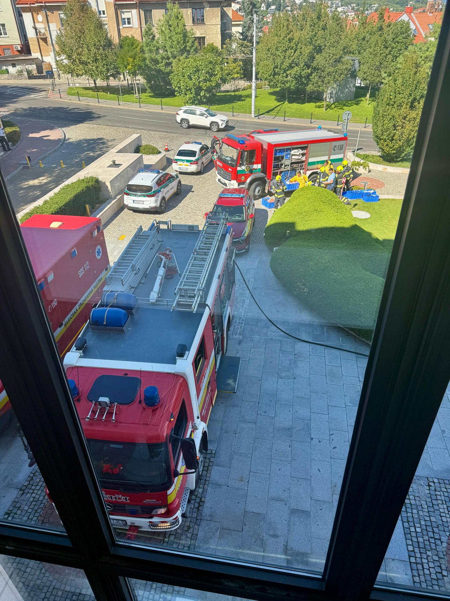 V budove NR SR zasahujú hasiči