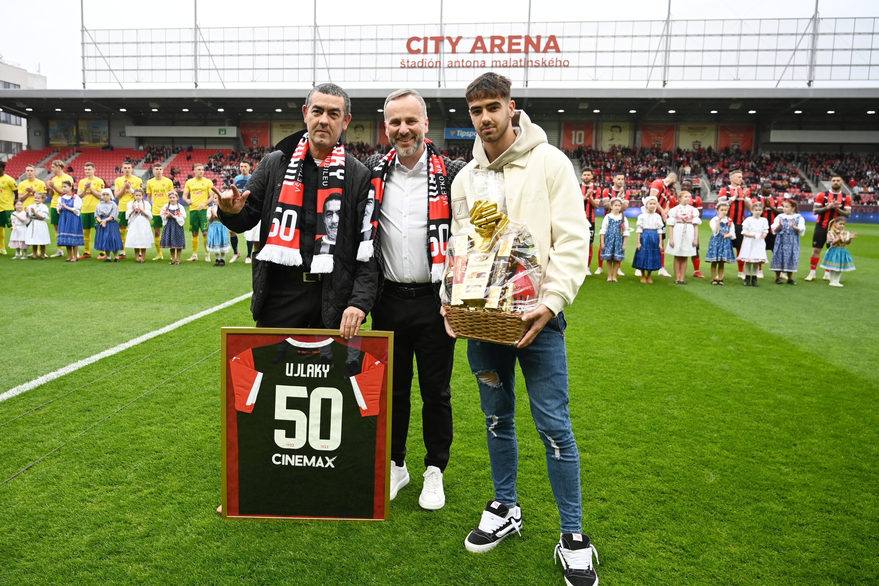 Na snímke zľava bývalý futbalista Marek Ujlaky st., prezident Spartaka Peter Macho a hráč Spartaka Marek Ujlaky ml. 