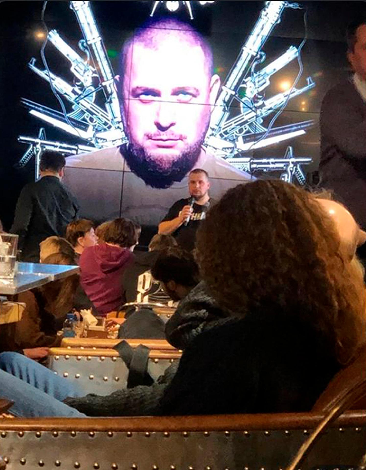 Propagandistický a provojnový bloger píšuci pod pseudonymom Vladlen Tatarskij diskutuje počas besedy pred výbuchom v petrohradskej kaviarni.