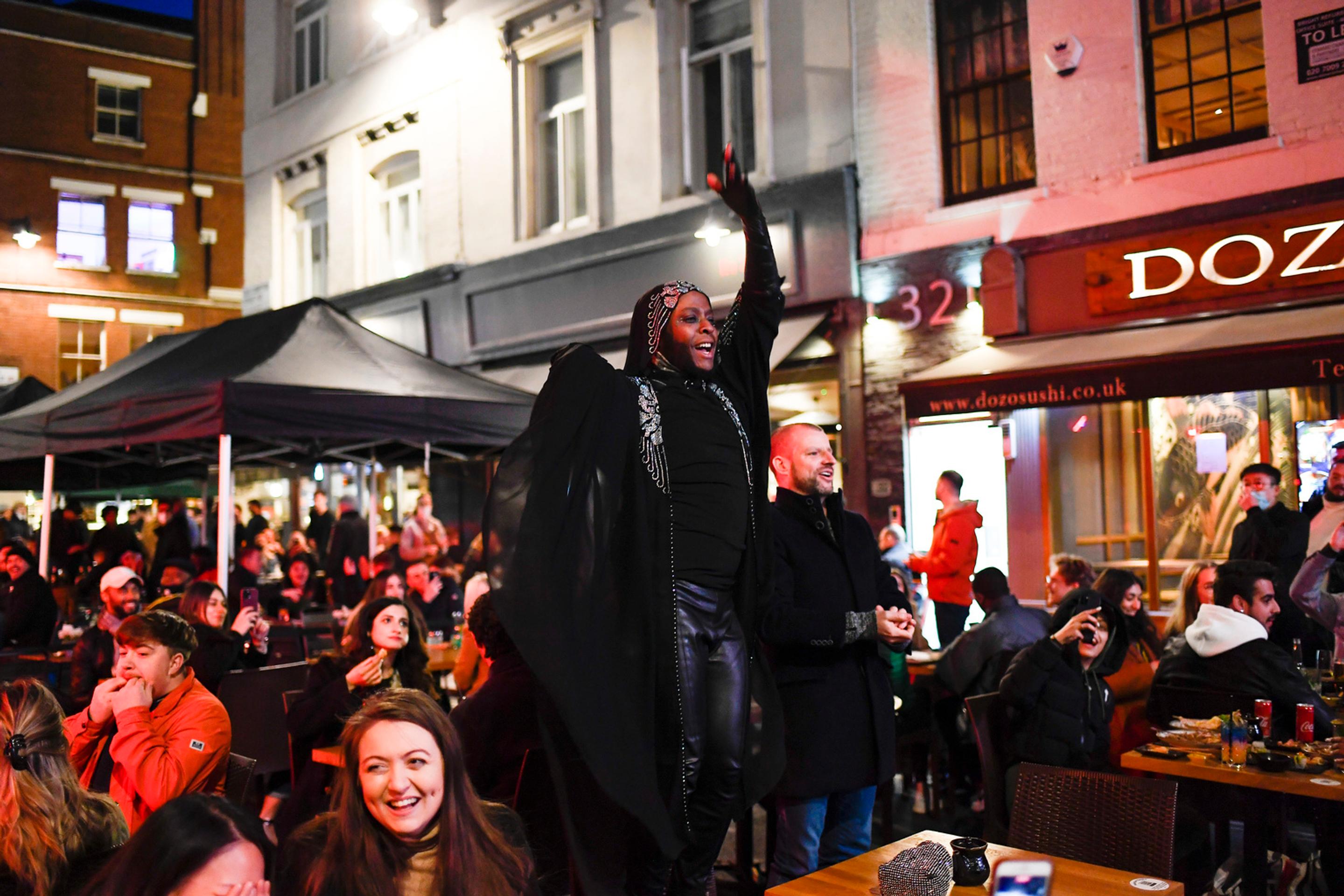 S neskoršou hodinou nemali viacerí problém odviazať sa.