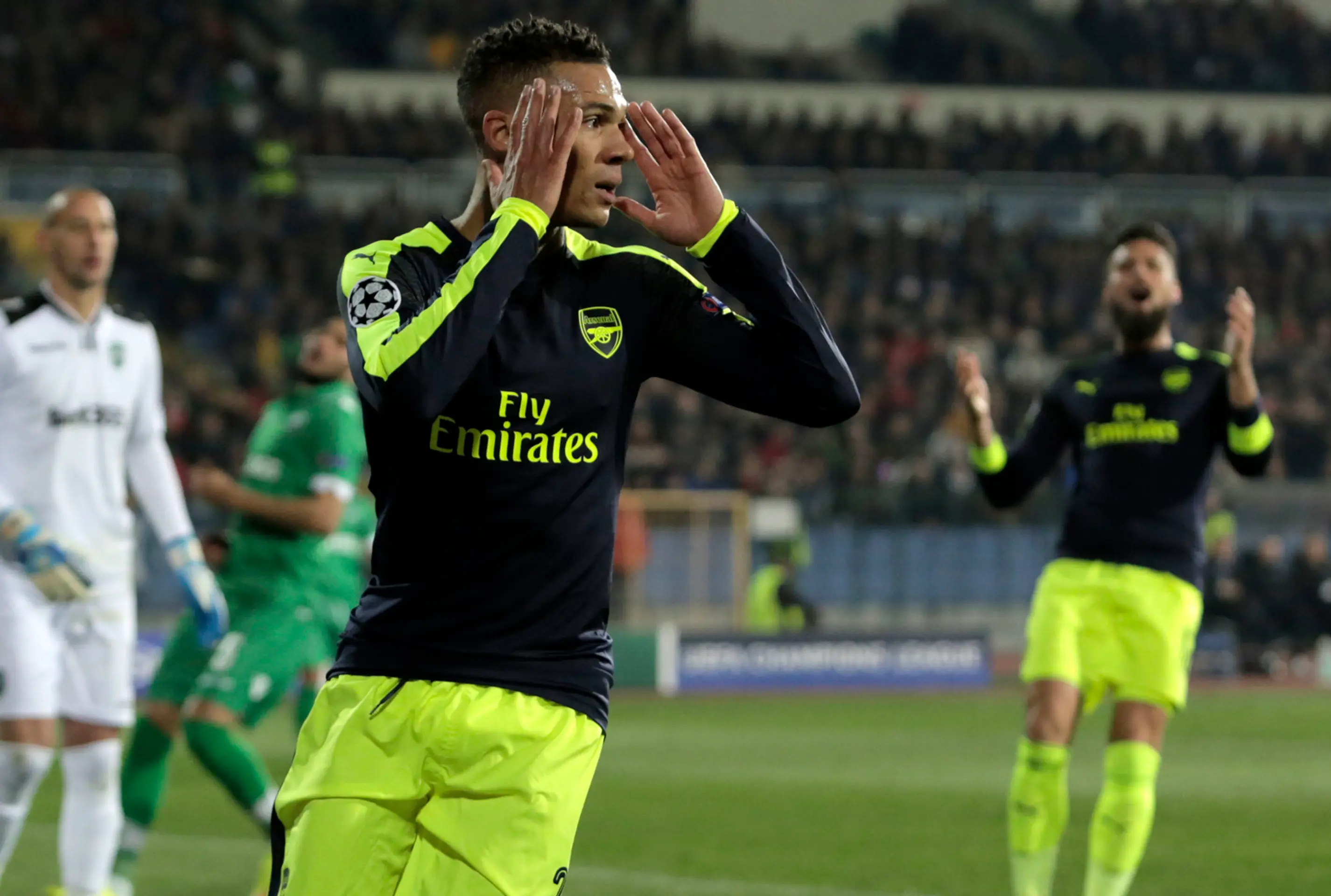 Kieran Gibbs (Arsenal) sa chytá za hlavu po nepremenej šanci.