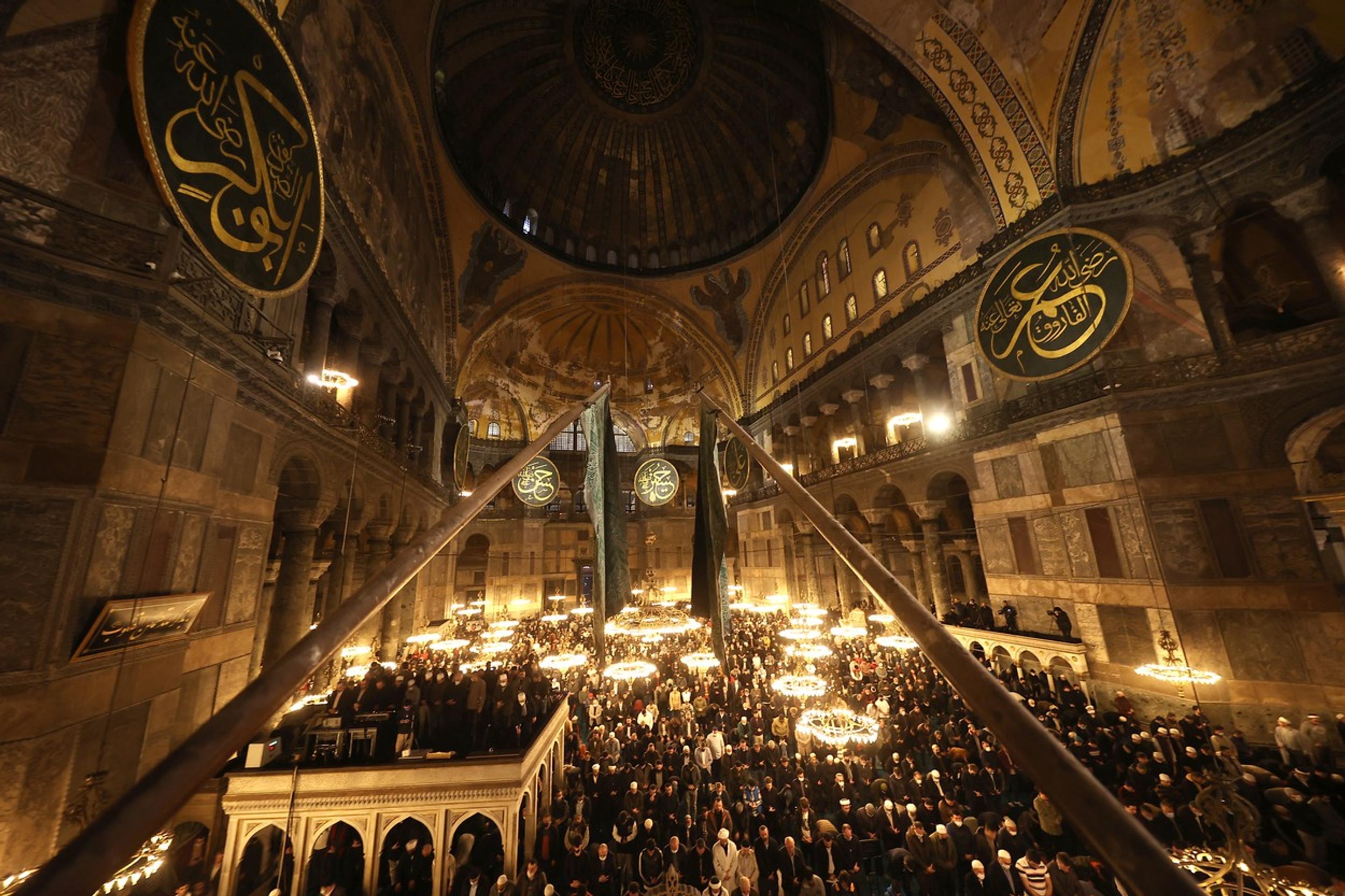Moslimovia počas modlitby Tarawih v mešite Hagia Sofia v Istanbule.