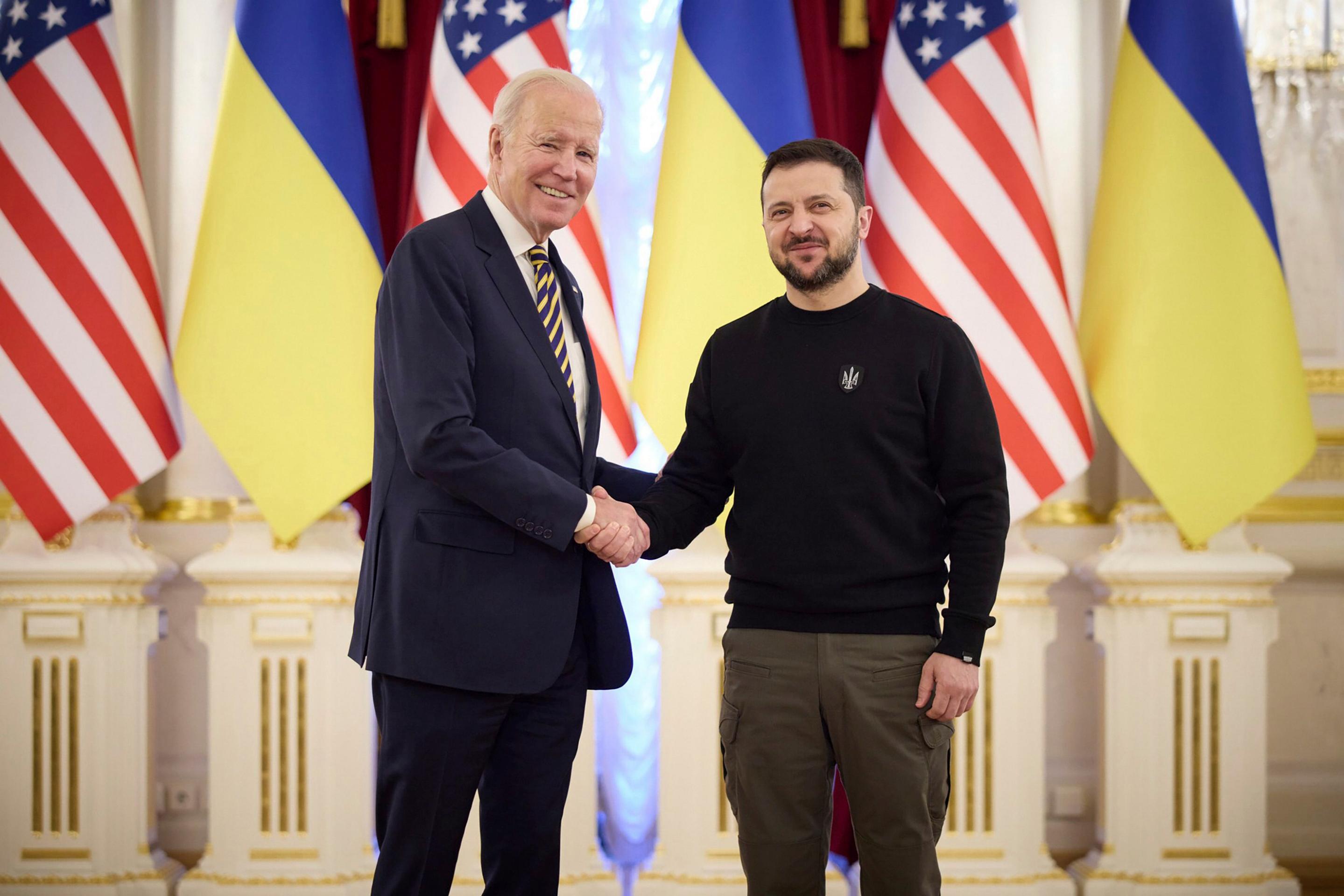 Prezident USA Joe Biden a jeho ukrajinský náprotivok Volodymyr Zelenskyj.