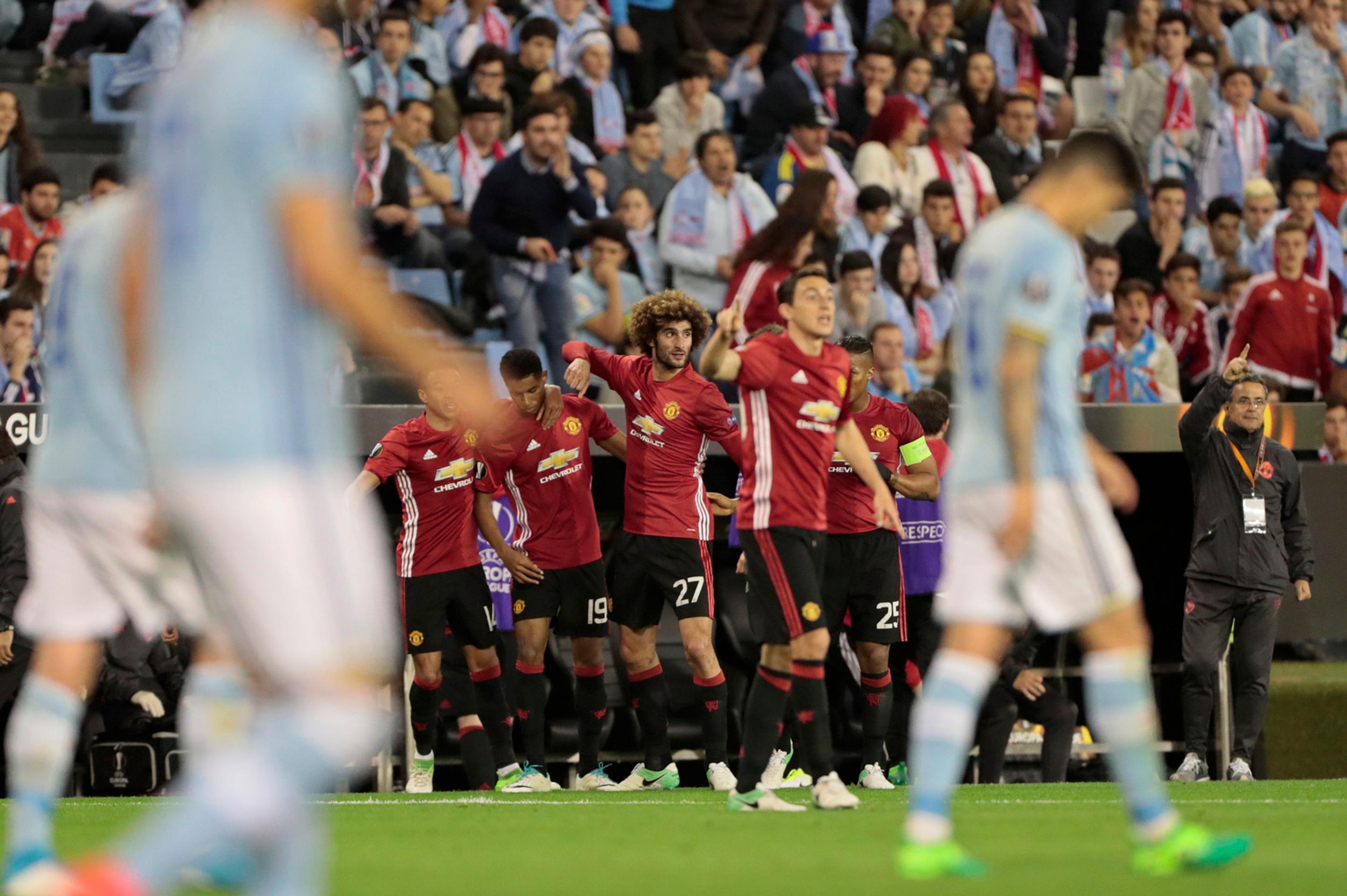 Radosť hráčov ManUtd po góle v semifinále EL proti Celte Vigo. 