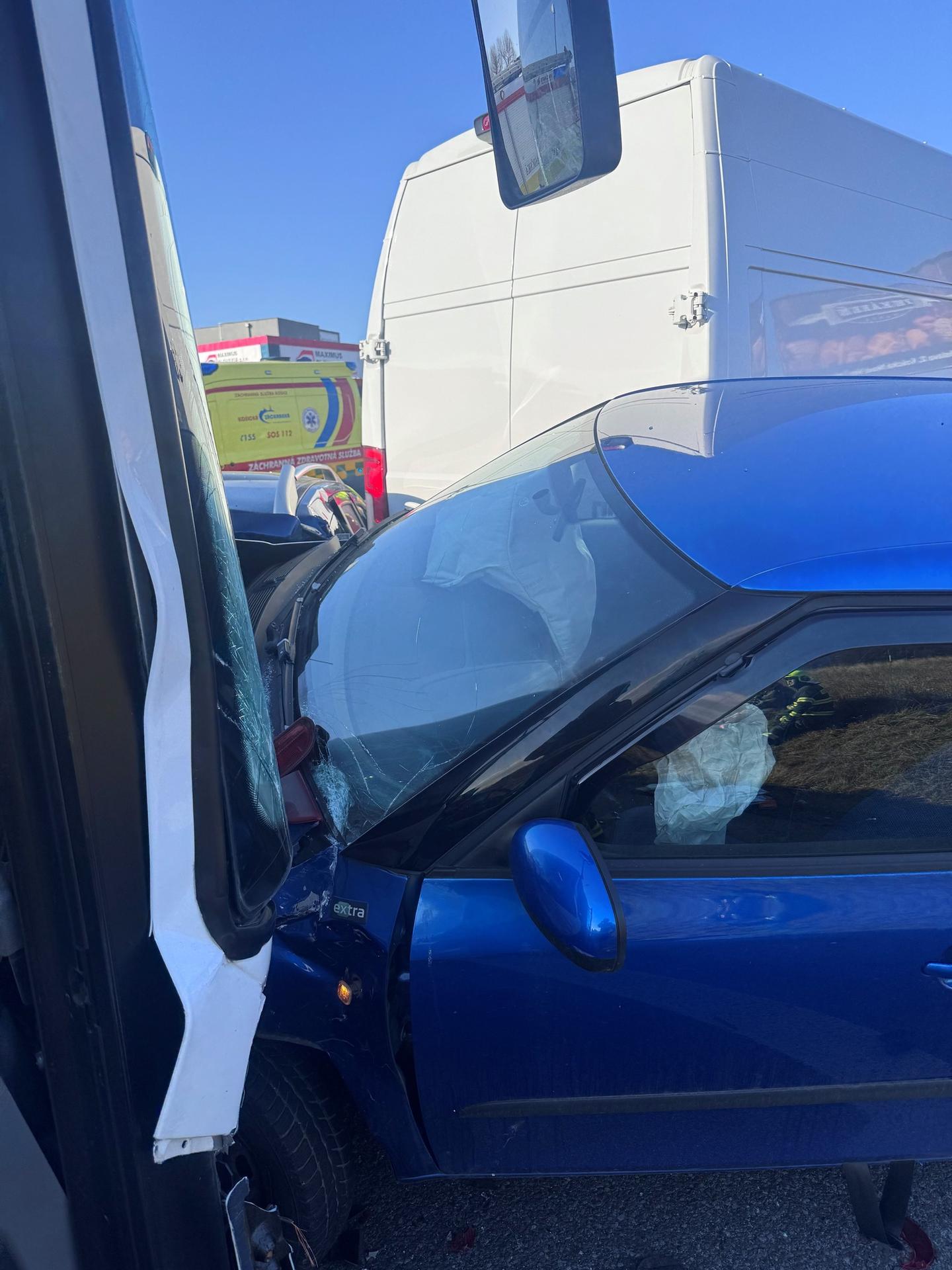 Nehoda viacerých áut s autobusom.