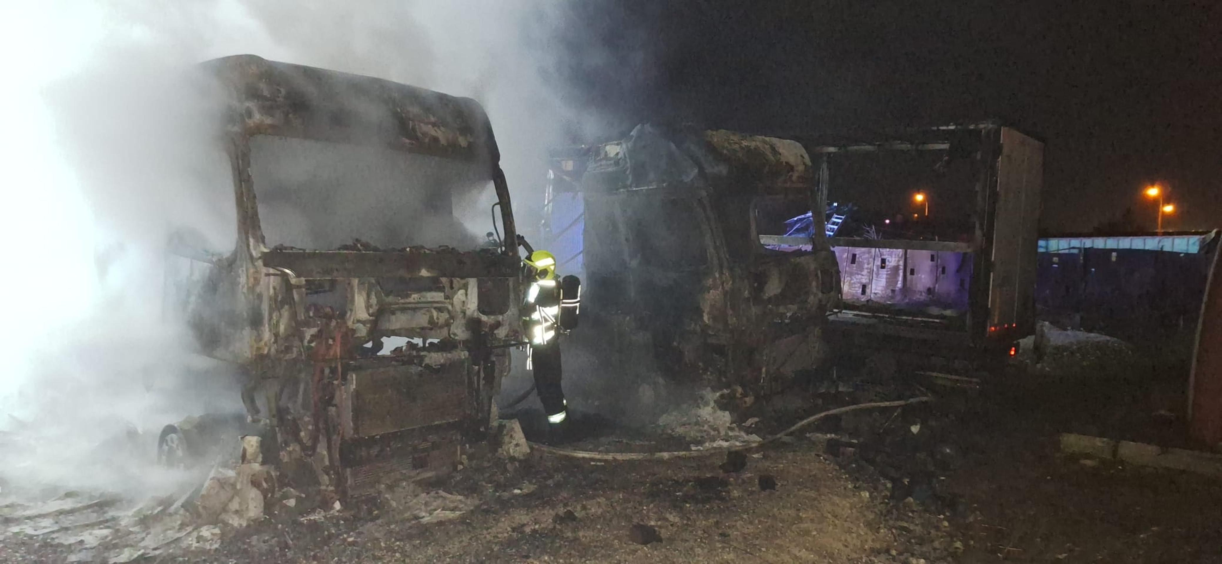 Požiar nákladiakov v Michalovciach