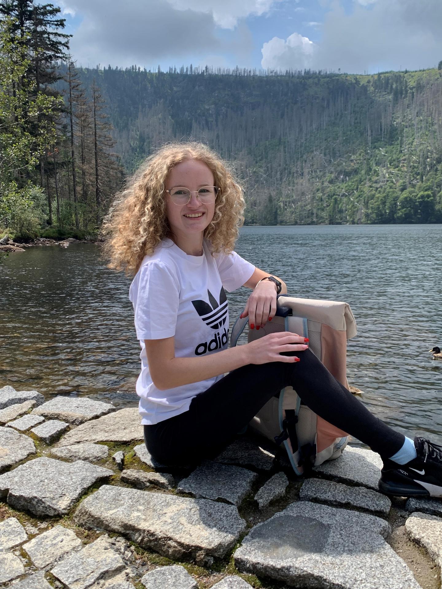 Julie trpí chronickým ochorením. Napriek tomu má k životu pozitívny postoj, ktorý sa snaží šíriť ďalej