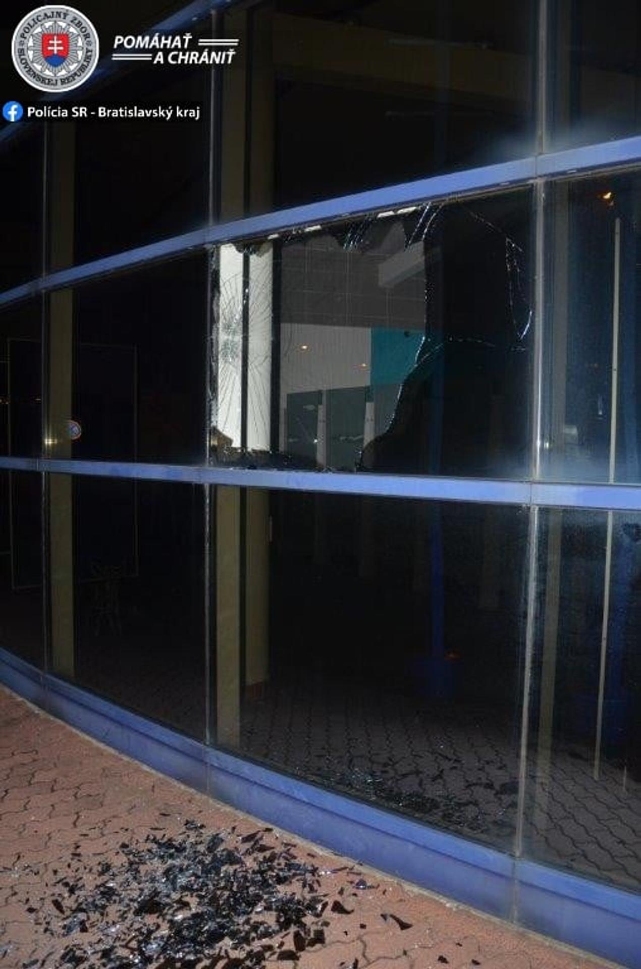 Zničené sklá po vyčíňaní muža v Bratislave.