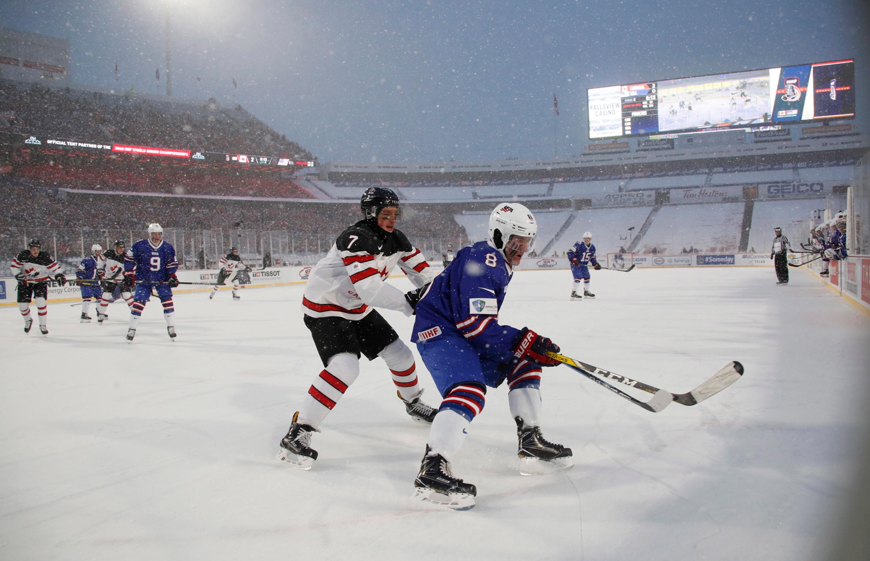 Útočník Kanady Boris Katchouk jasá po zásahu proti USA na MS 20.