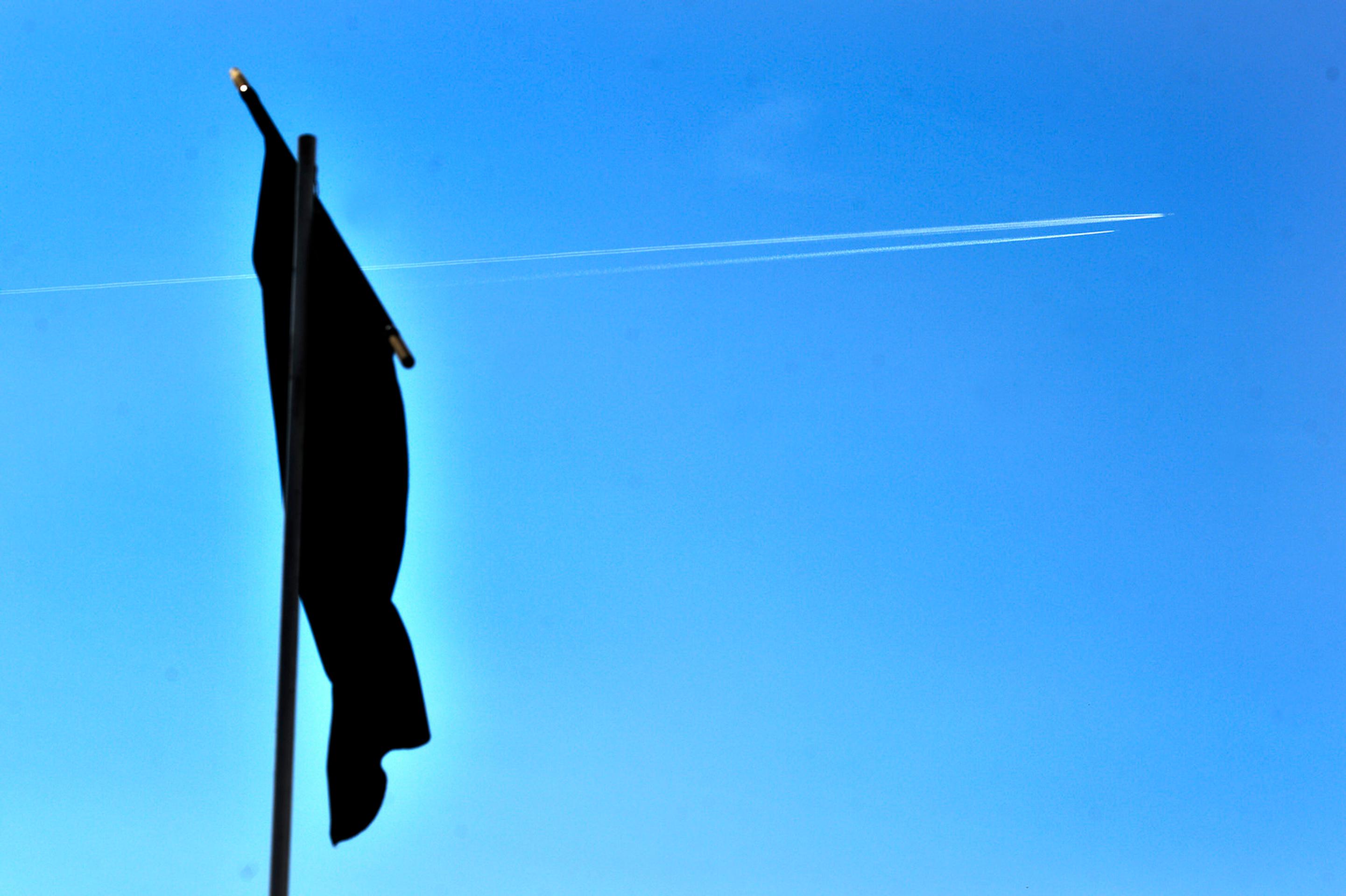 Čierna zástava na znak smútku na letisku Aeroklubu Dubnica nad Váhom v Slavnici