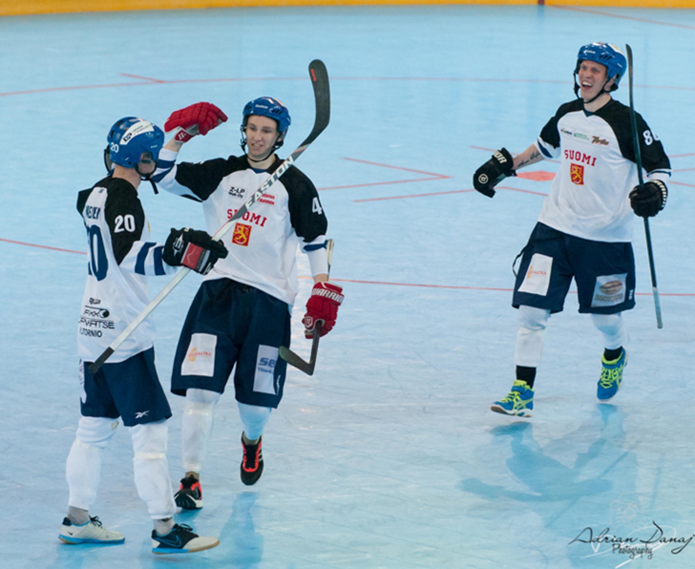 Fíni sa tešia z gólu do našej bránky na MS v hokejbale.