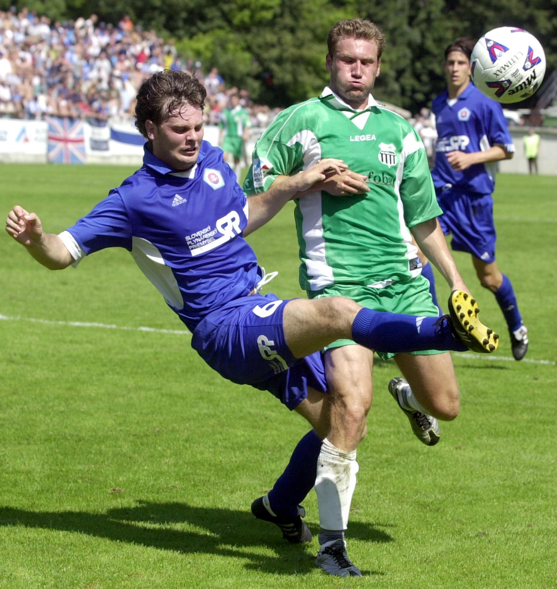 Tomáš Medveď (v zelenom) za čias, keď ešte obliekal dres Petržalky