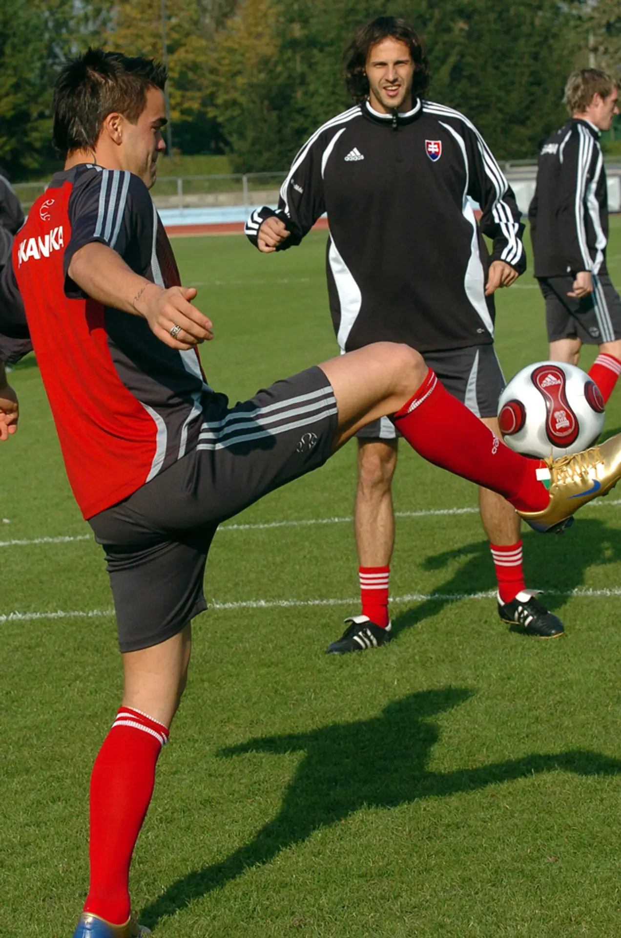 Filip Šebo (vľavo) a Ján Kozák ml. počas tréningu futbalovej reprezentácie 11. októbra 2007. 