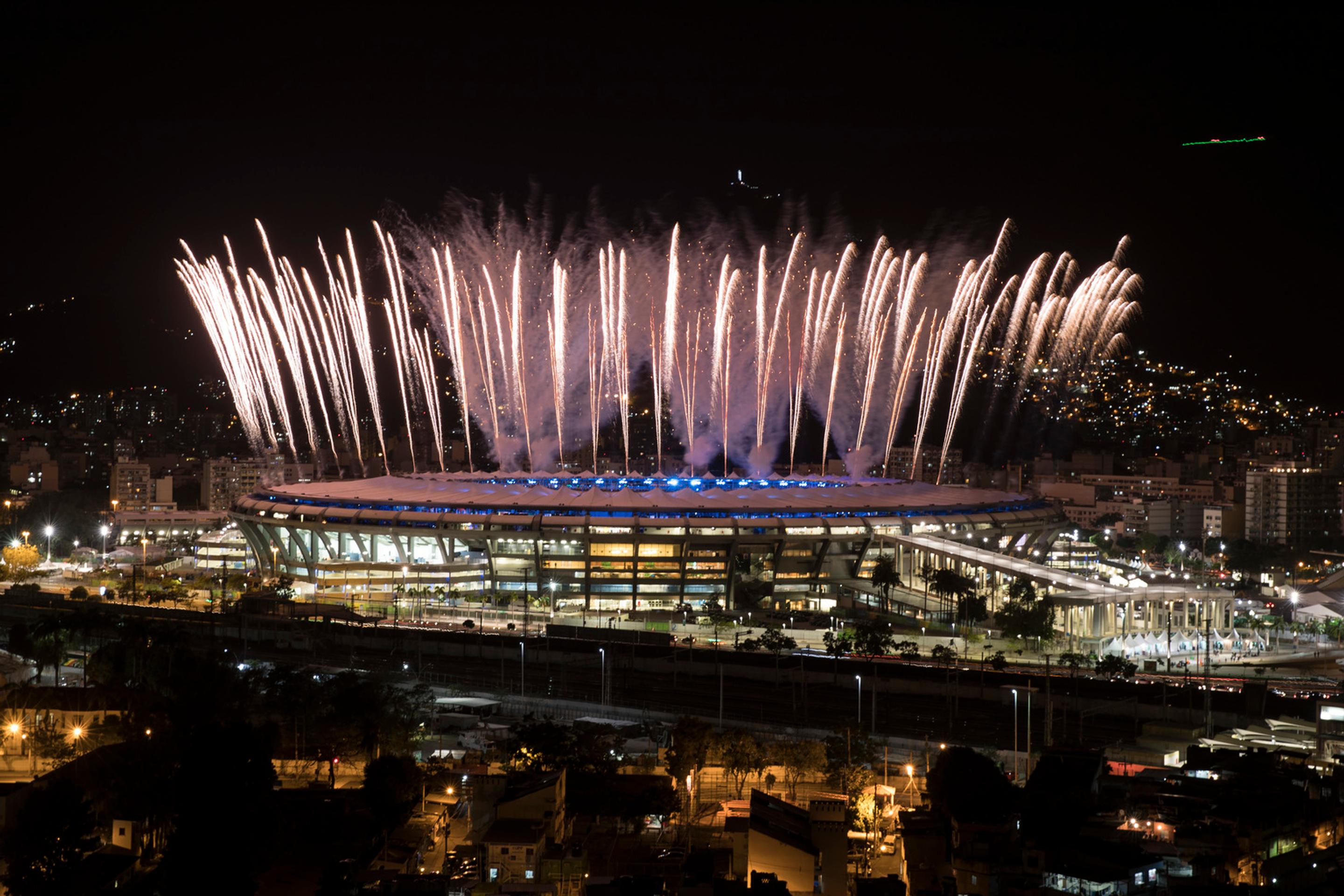 Ohňostroj exploduje na štadióne Maracana, na ktorom prebieha skúška na piatkový otvárací ceremoniál OH 2016 v Riu.