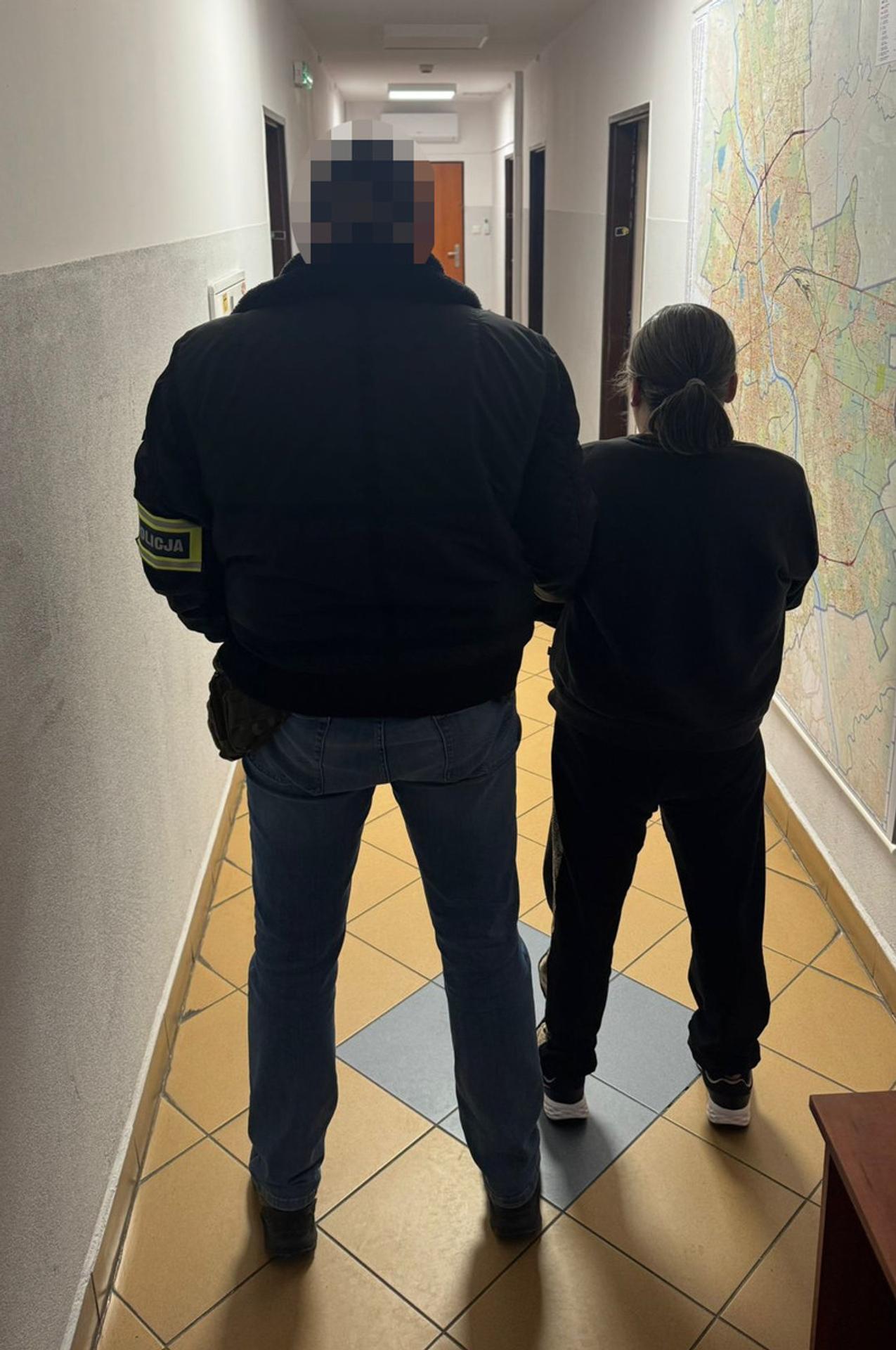 Polícia obvinila ženu a jej 17-ročného syna.