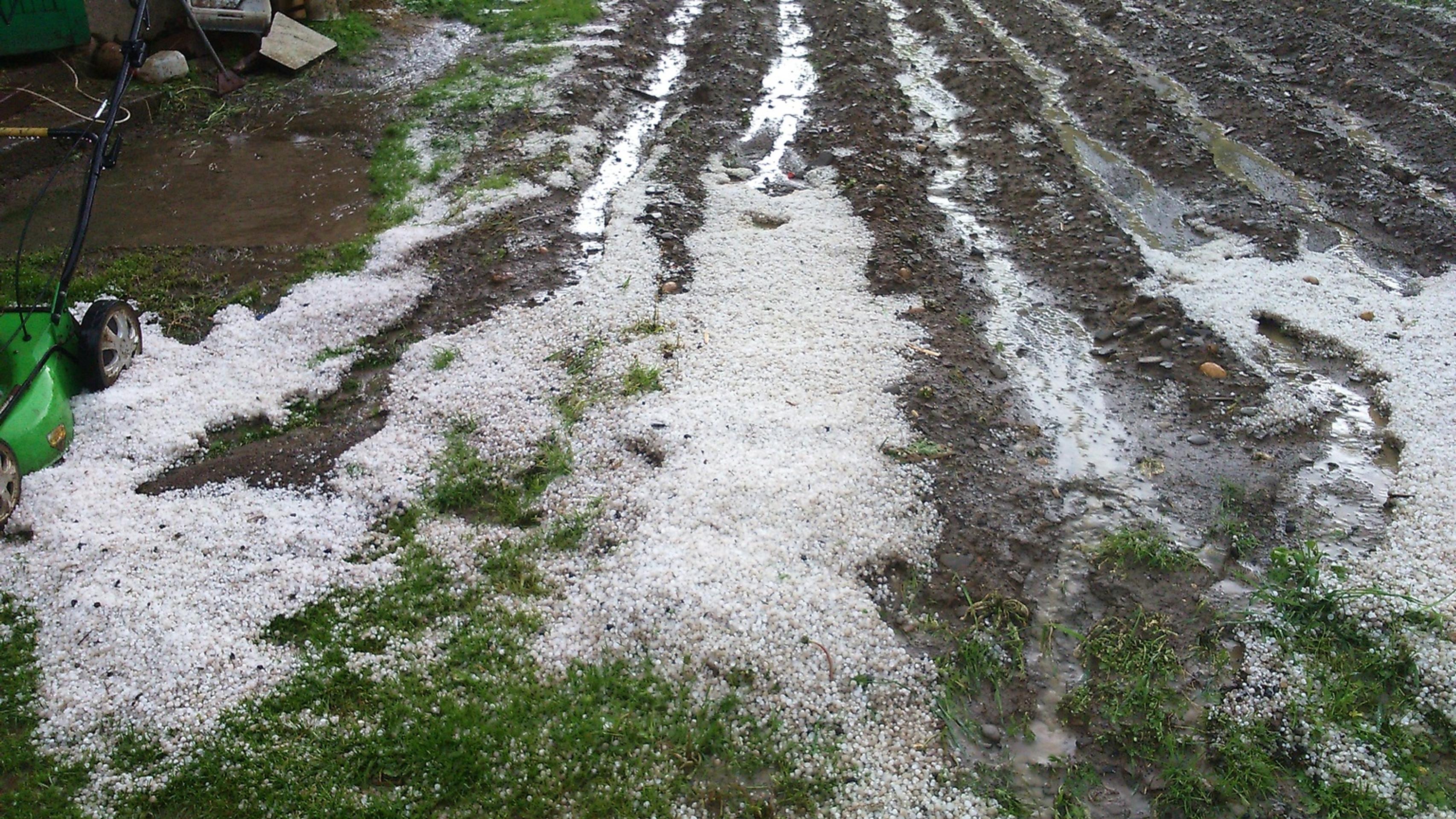 Ľadovec zasypal aj dvory zahrady v obci Plavnica.
